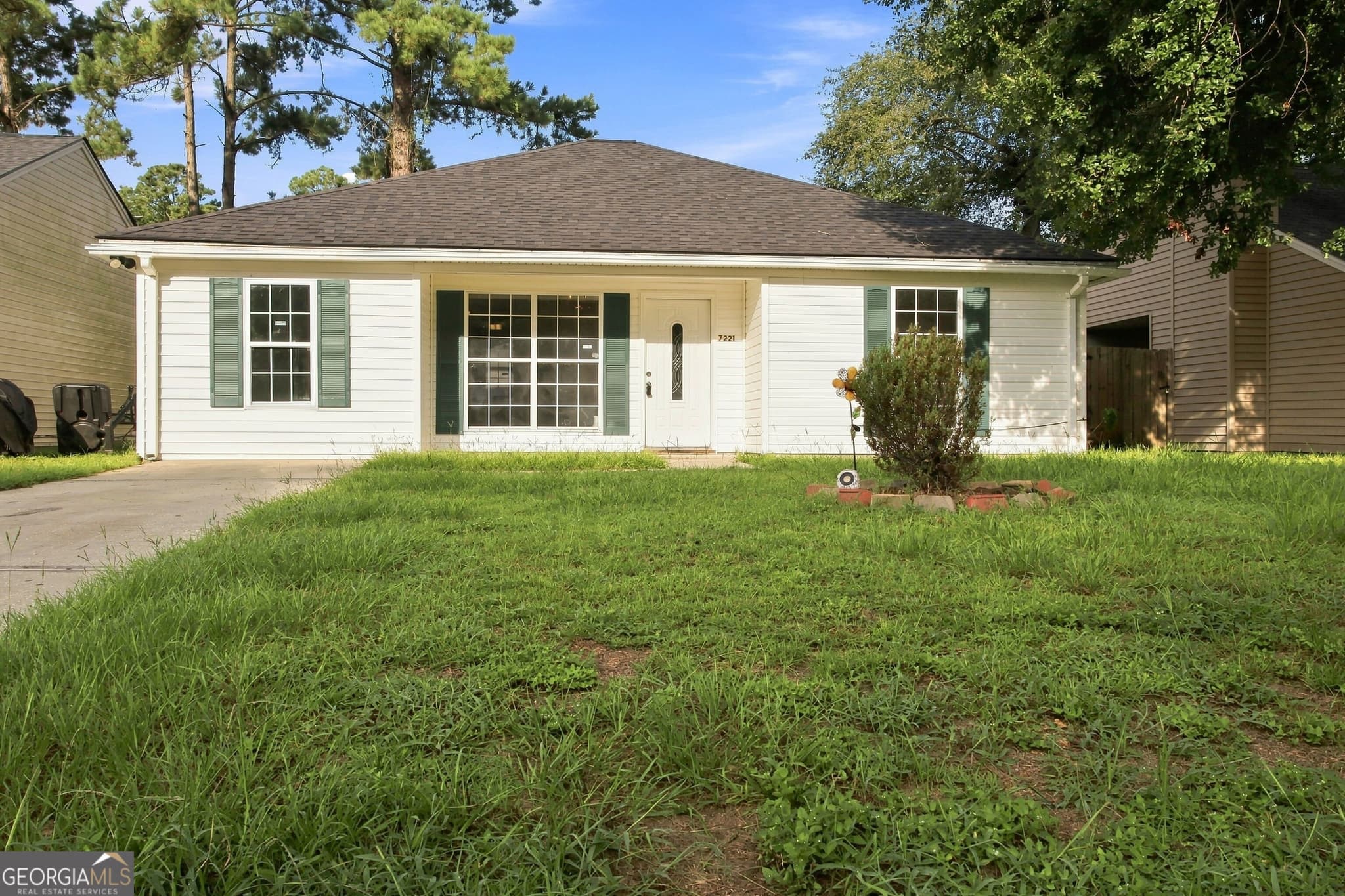 4 bedroom, 2 bathroom, 1,274 sq ft single family residence for sale at 7221 Garfield Street, Savannah, GA 31406 — photo 1 of 32