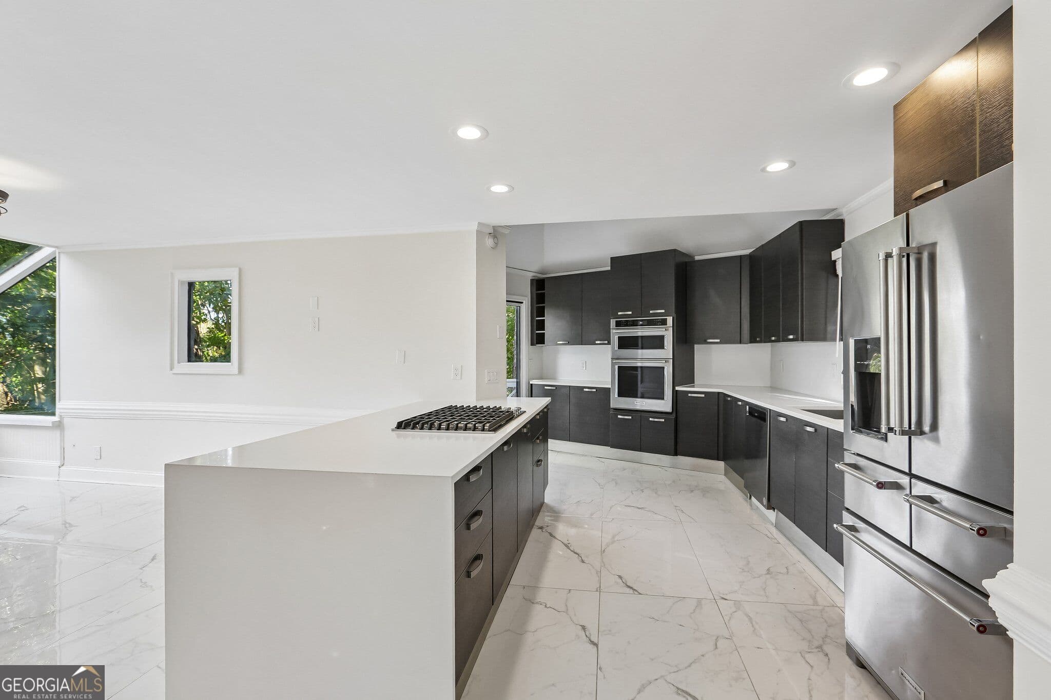 3 bedroom, 2.5 bathroom, 3,883 sq ft single family residence for sale at 140 Huntcliff Point, Sandy Springs, GA 30350 — photo 3