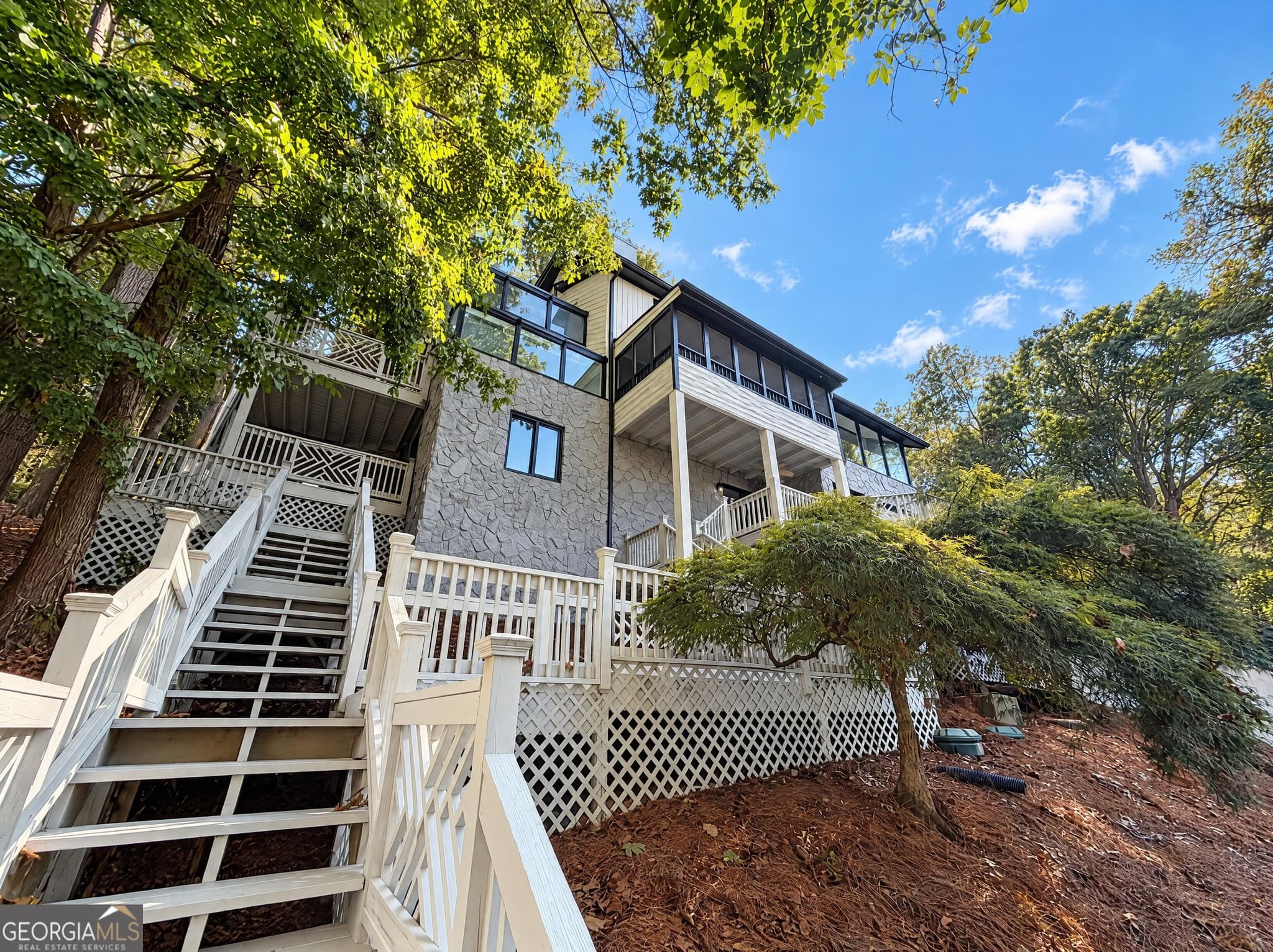 3 bedroom, 2.5 bathroom, 3,883 sq ft single family residence for sale at 140 Huntcliff Point, Sandy Springs, GA 30350 — photo 5
