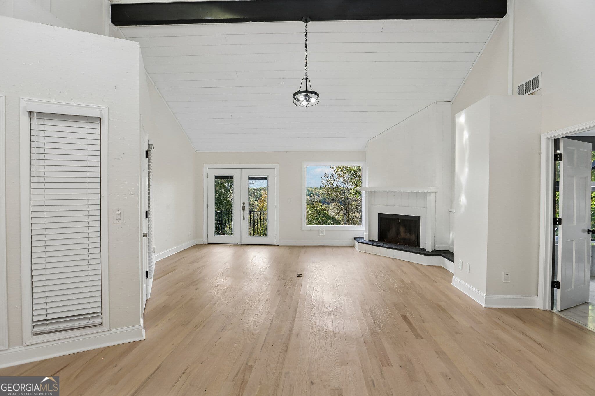 3 bedroom, 2.5 bathroom, 3,883 sq ft single family residence for sale at 140 Huntcliff Point, Sandy Springs, GA 30350 — photo 4