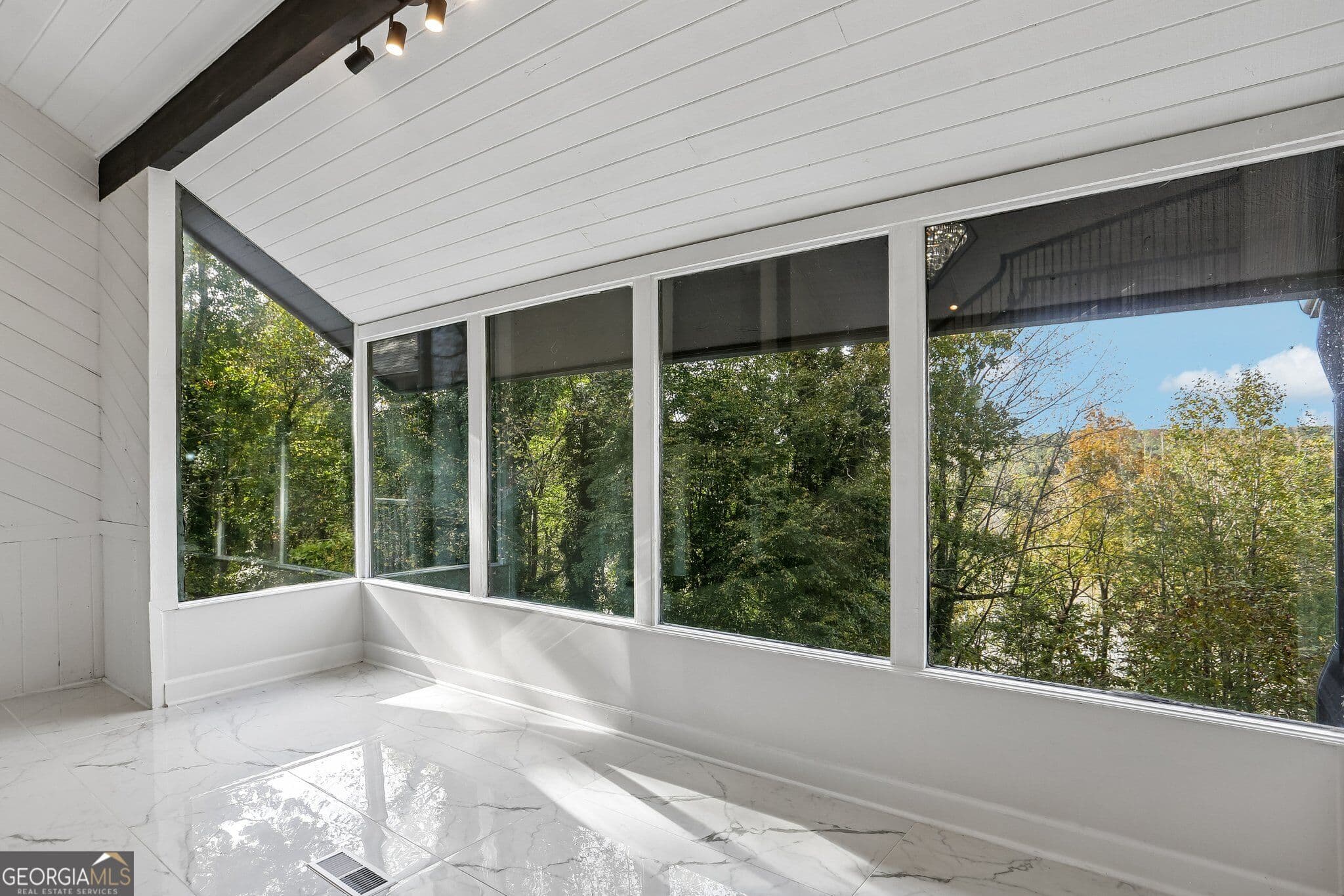 3 bedroom, 2.5 bathroom, 3,883 sq ft single family residence for sale at 140 Huntcliff Point, Sandy Springs, GA 30350 — photo 8