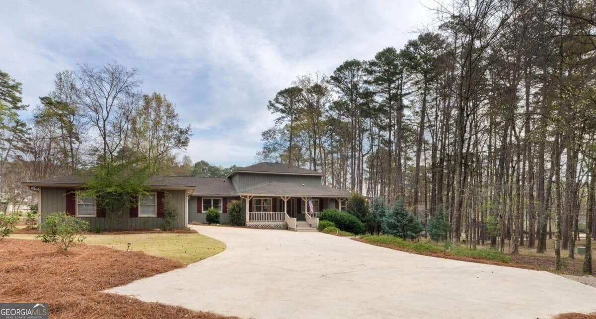 4 bedroom, 3 bathroom, 2,516 sq ft single family residence for sale at 1641 Bennett Springs Drive, Greensboro, GA 30642 — photo 2