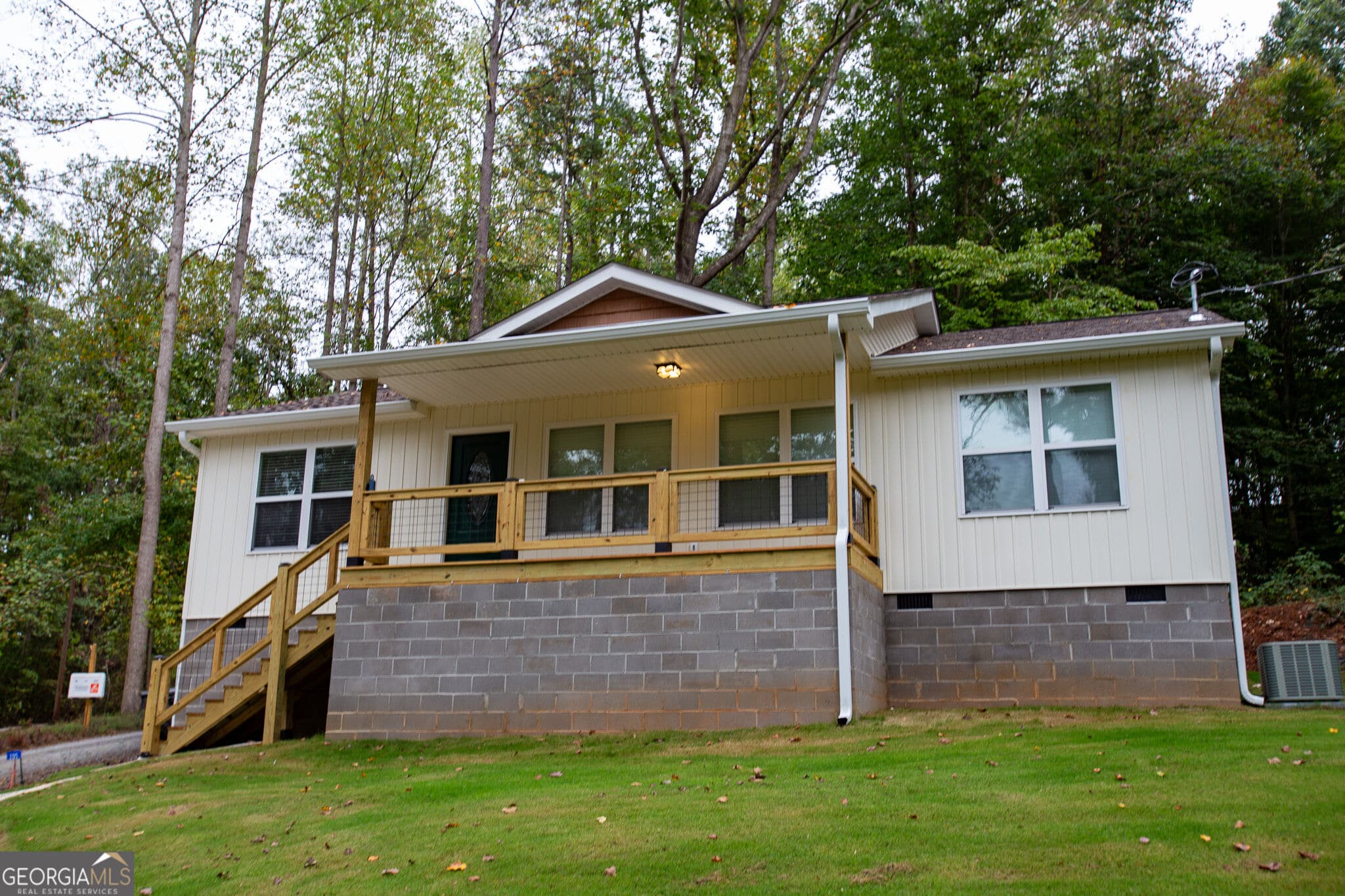 2 bedroom, 2 bathroom, 1,144 sq ft single family residence for sale at 205 Gumlog Drive, Lavonia, GA 30553 — photo 1 of 15