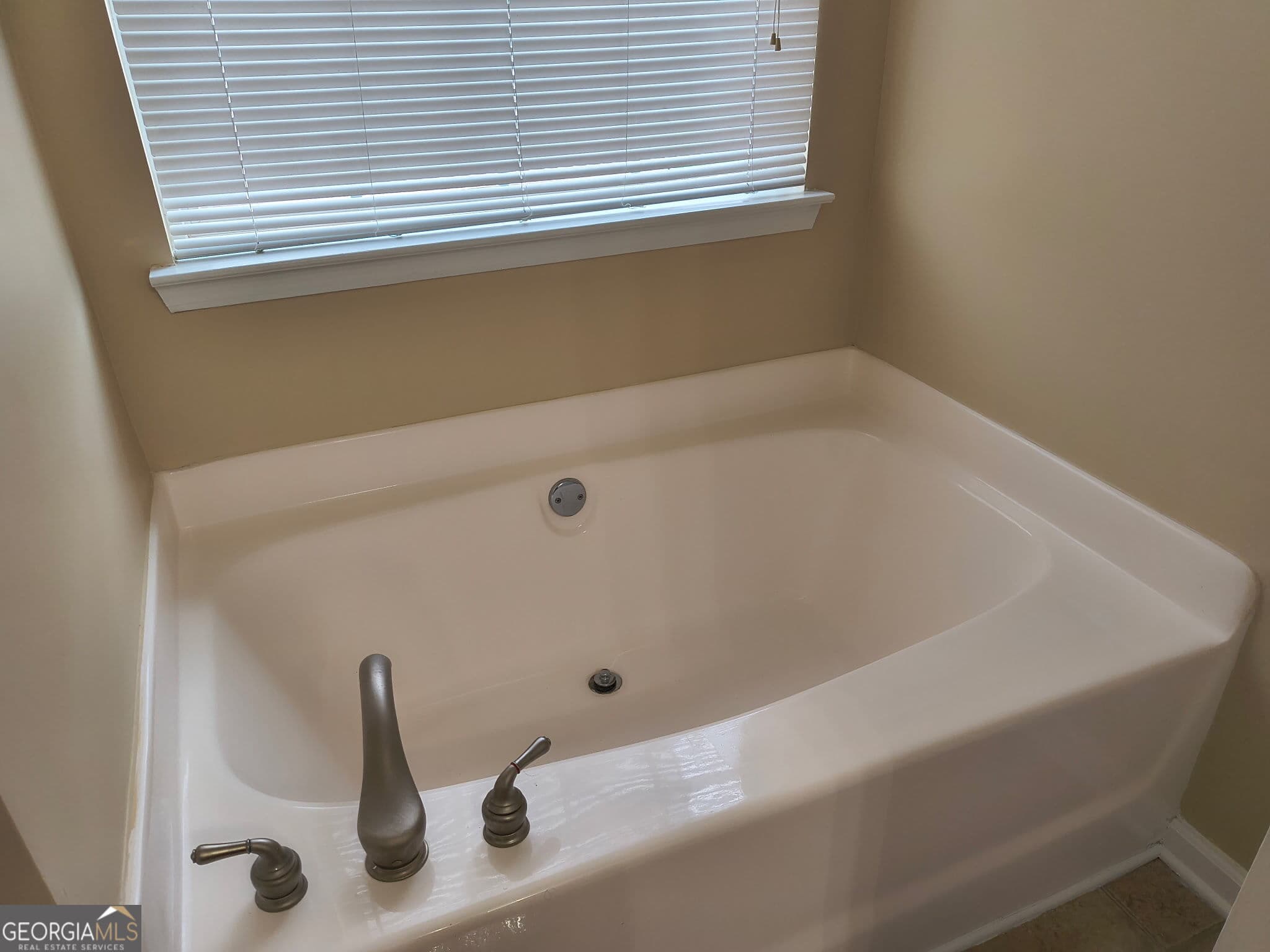 3 bedroom, 2 bathroom, 1,440 sq ft single family residence for rent at 221 Polo Lane, Locust Grove, GA 30248 for $2,100 a month — photo 6