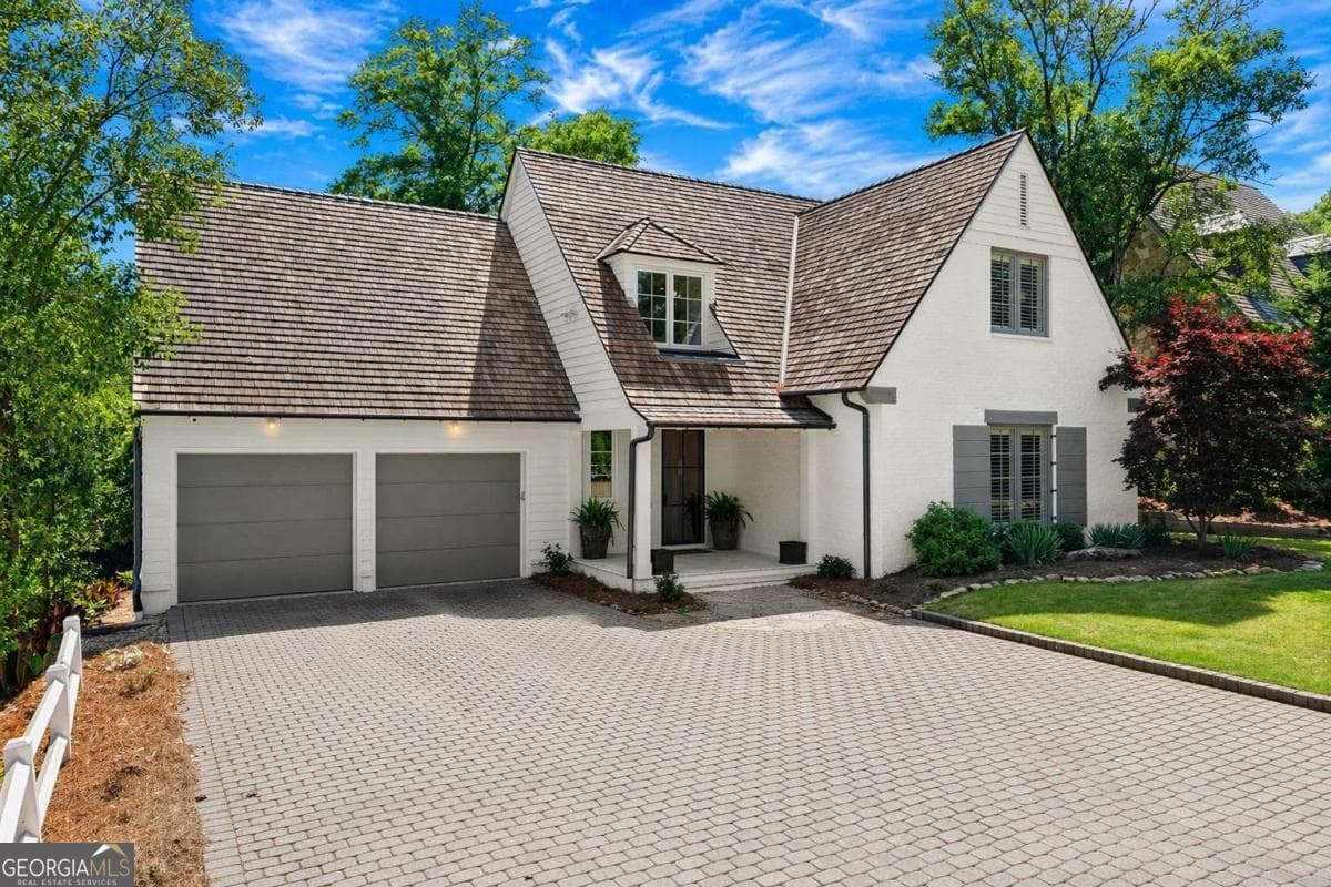 4 bedroom, 4.5 bathroom, 6,014 sq ft single family residence for sale at 4240 Paces Ferry Road, Atlanta, GA 30339 — photo 2