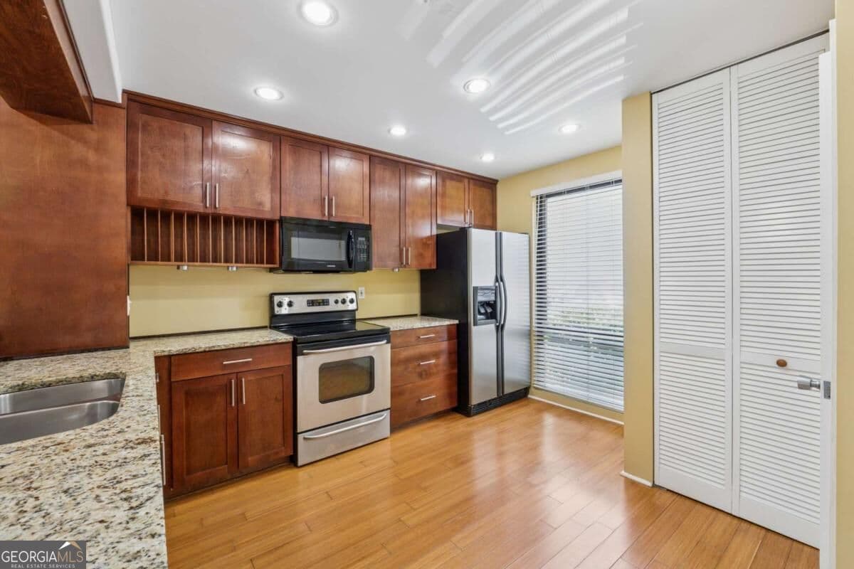 2 bedroom, 1.5 bathroom, 1,352 sq ft condominium for sale at 1023 Riverbend Club Drive 23, Atlanta, GA 30339 — photo 6
