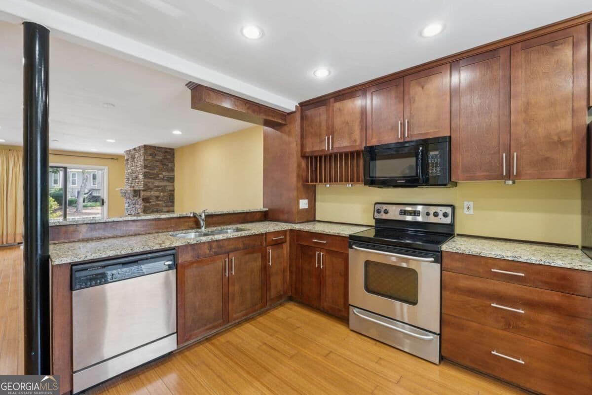 2 bedroom, 1.5 bathroom, 1,352 sq ft condominium for sale at 1023 Riverbend Club Drive 23, Atlanta, GA 30339 — photo 7