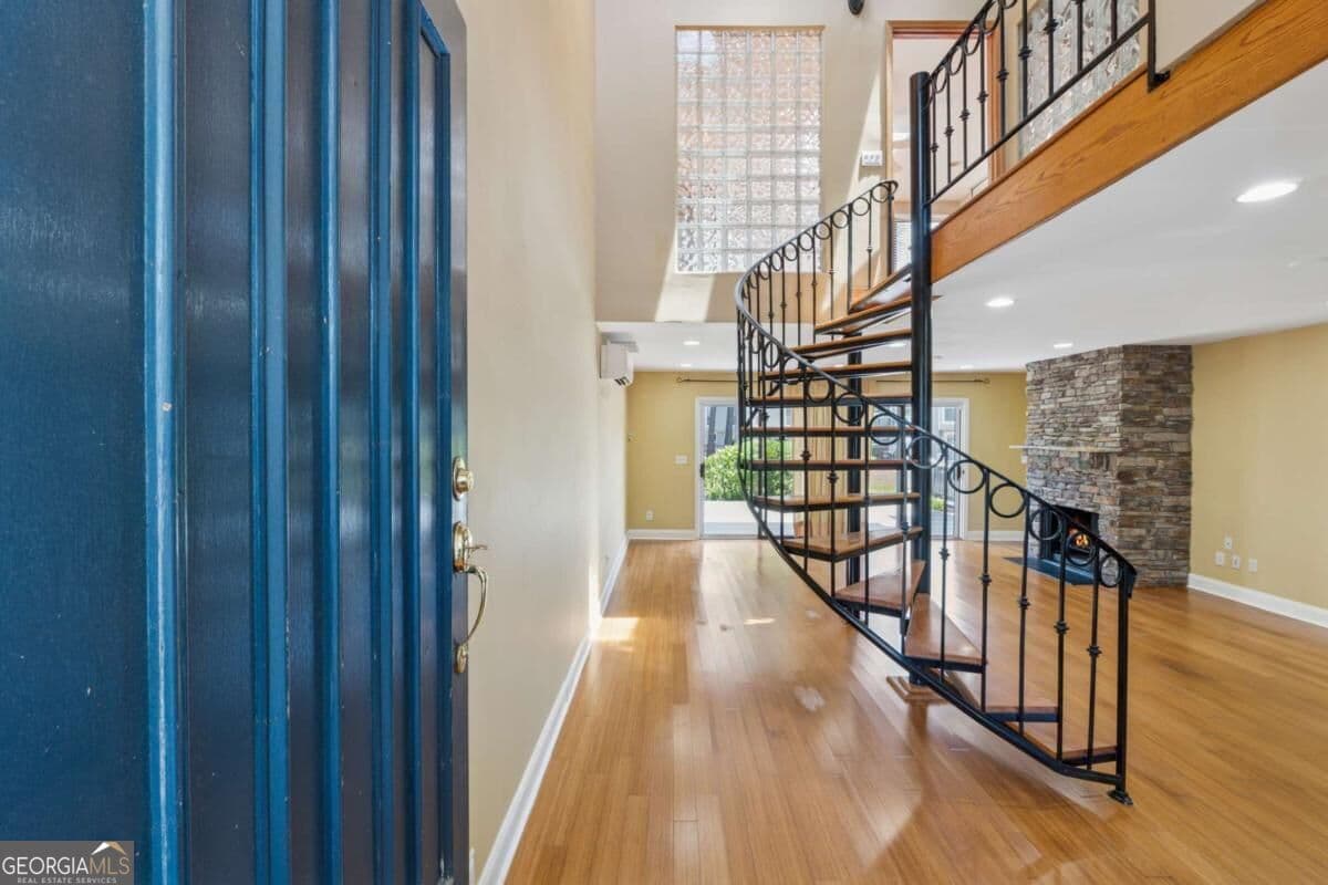 2 bedroom, 1.5 bathroom, 1,352 sq ft condominium for sale at 1023 Riverbend Club Drive 23, Atlanta, GA 30339 — photo 3