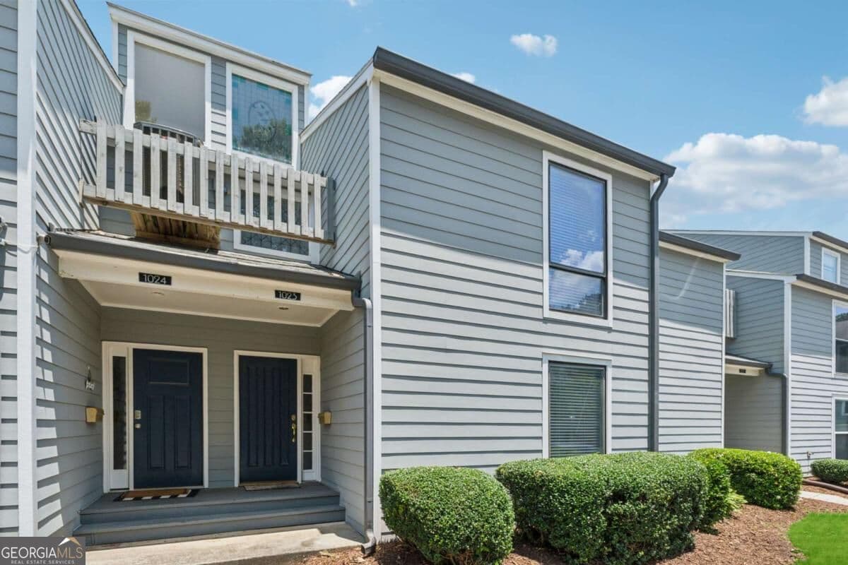 2 bedroom, 1.5 bathroom, 1,352 sq ft condominium for sale at 1023 Riverbend Club Drive 23, Atlanta, GA 30339 — photo 1 of 31