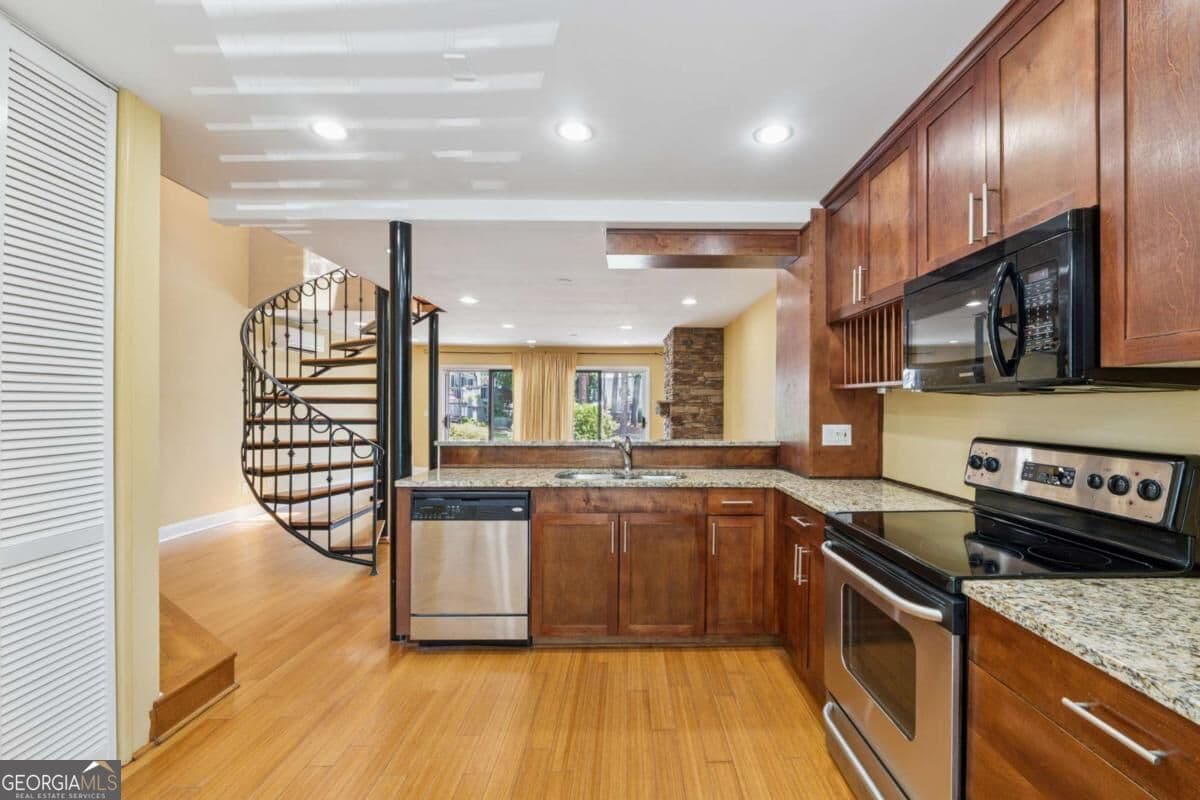 2 bedroom, 1.5 bathroom, 1,352 sq ft condominium for sale at 1023 Riverbend Club Drive 23, Atlanta, GA 30339 — photo 9
