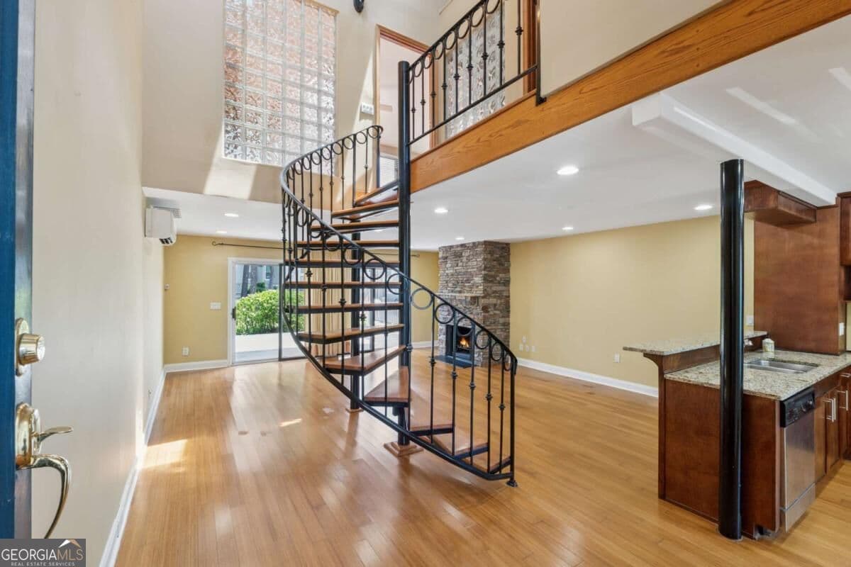 2 bedroom, 1.5 bathroom, 1,352 sq ft condominium for sale at 1023 Riverbend Club Drive 23, Atlanta, GA 30339 — photo 4