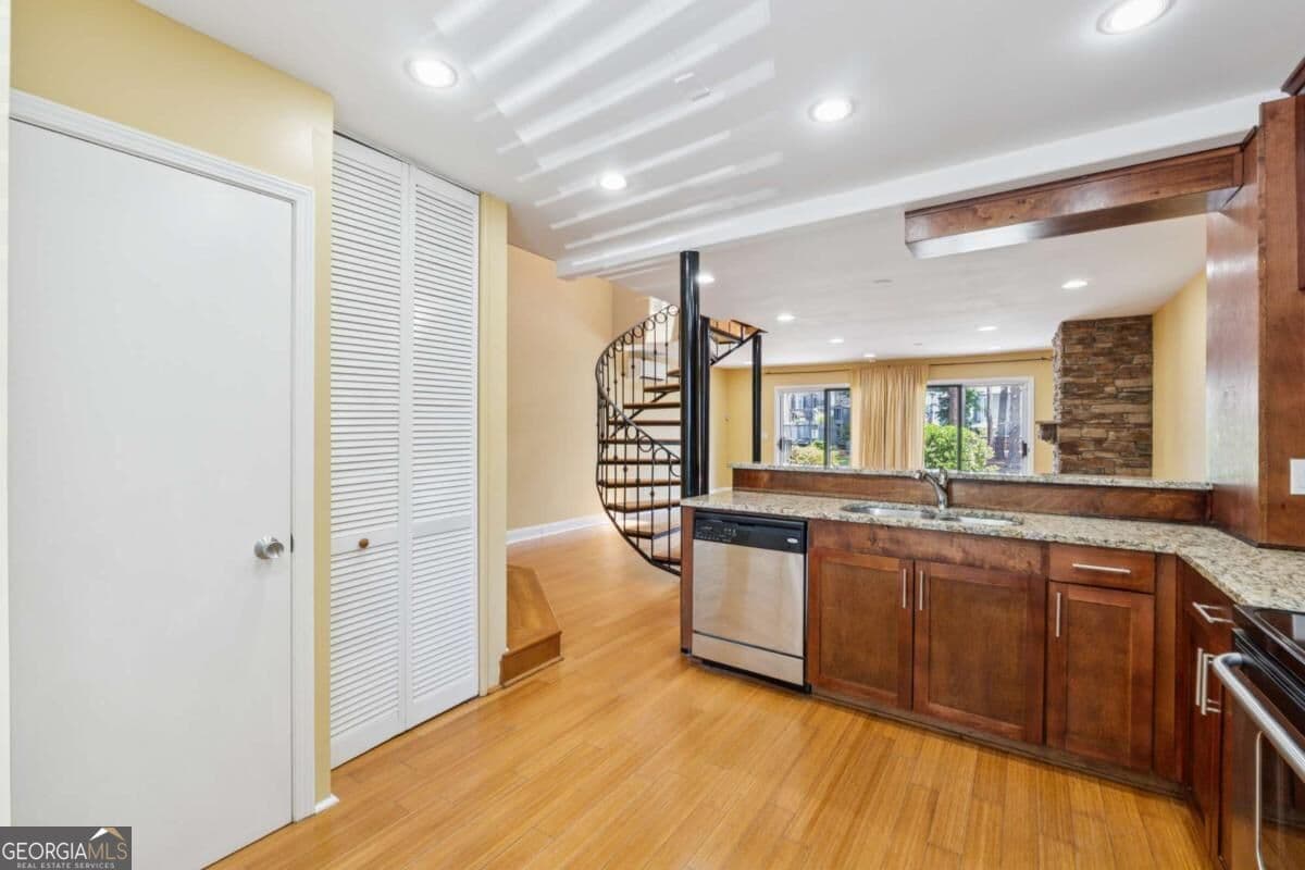 2 bedroom, 1.5 bathroom, 1,352 sq ft condominium for sale at 1023 Riverbend Club Drive 23, Atlanta, GA 30339 — photo 8