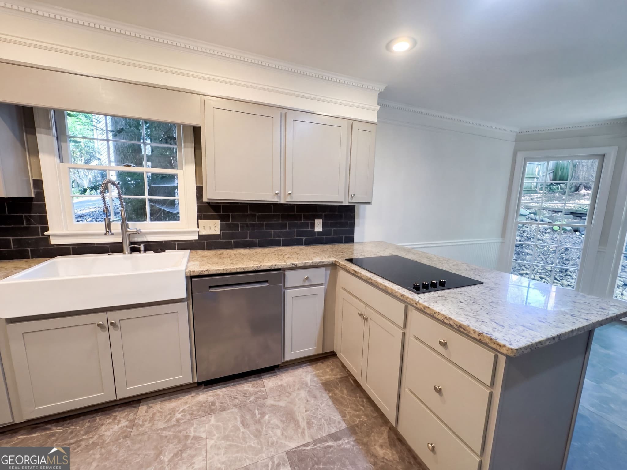 4 bedroom, 2.5 bathroom, 2,660 sq ft single family residence for sale at 305 Old Tree Trc, Roswell, GA 30075 — photo 2