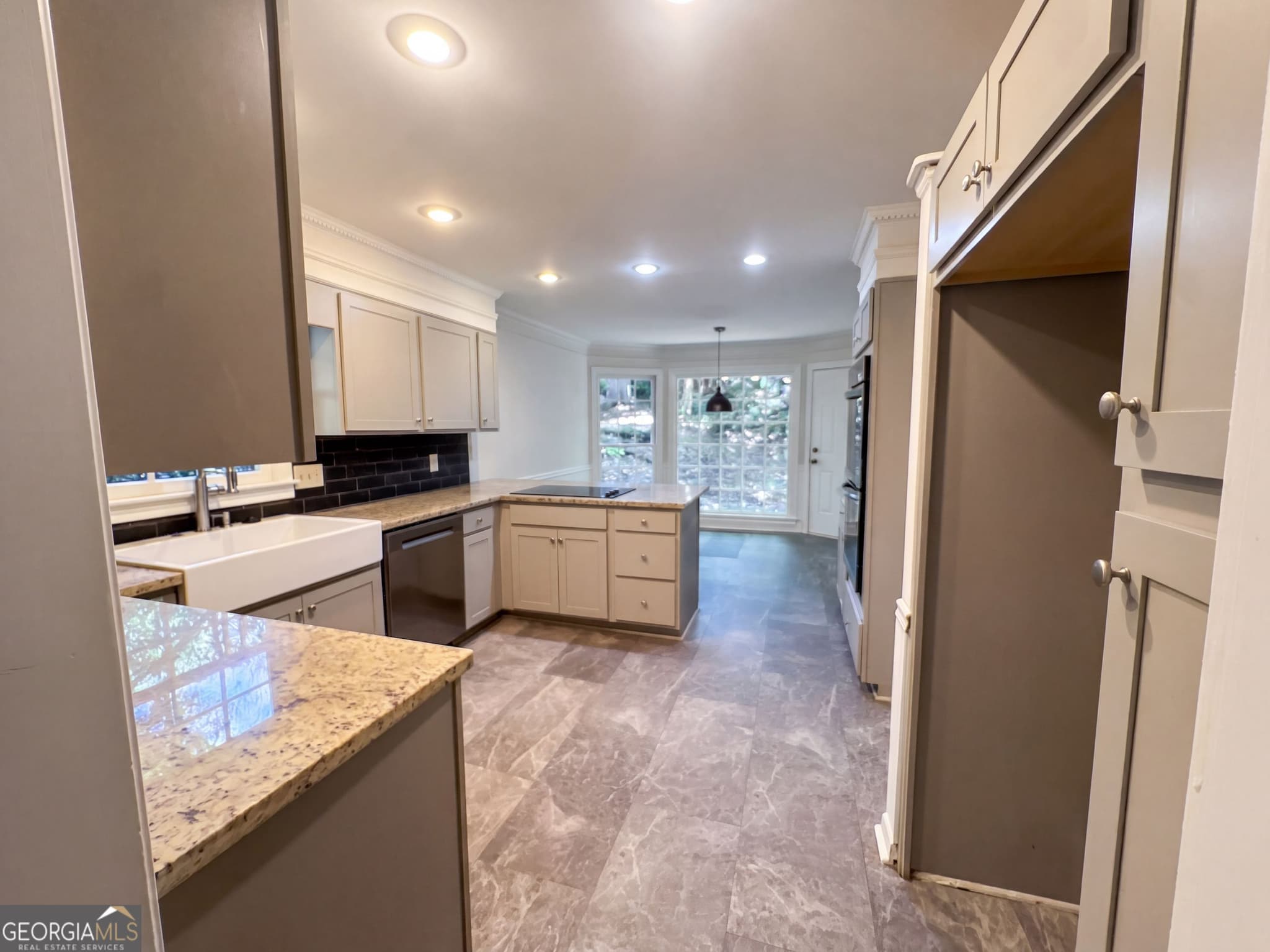 4 bedroom, 2.5 bathroom, 2,660 sq ft single family residence for sale at 305 Old Tree Trc, Roswell, GA 30075 — photo 6