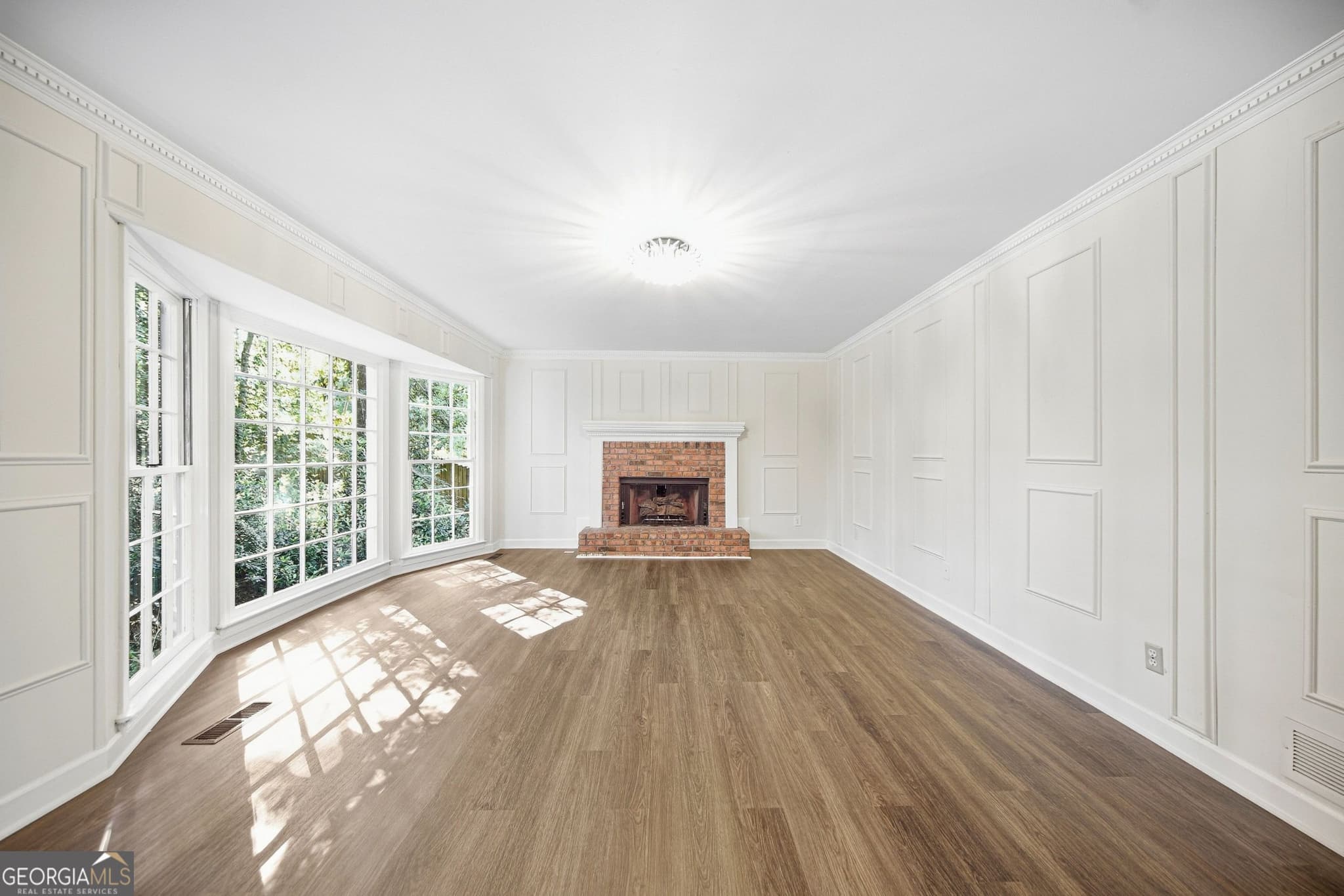 4 bedroom, 2.5 bathroom, 2,660 sq ft single family residence for sale at 305 Old Tree Trc, Roswell, GA 30075 — photo 3