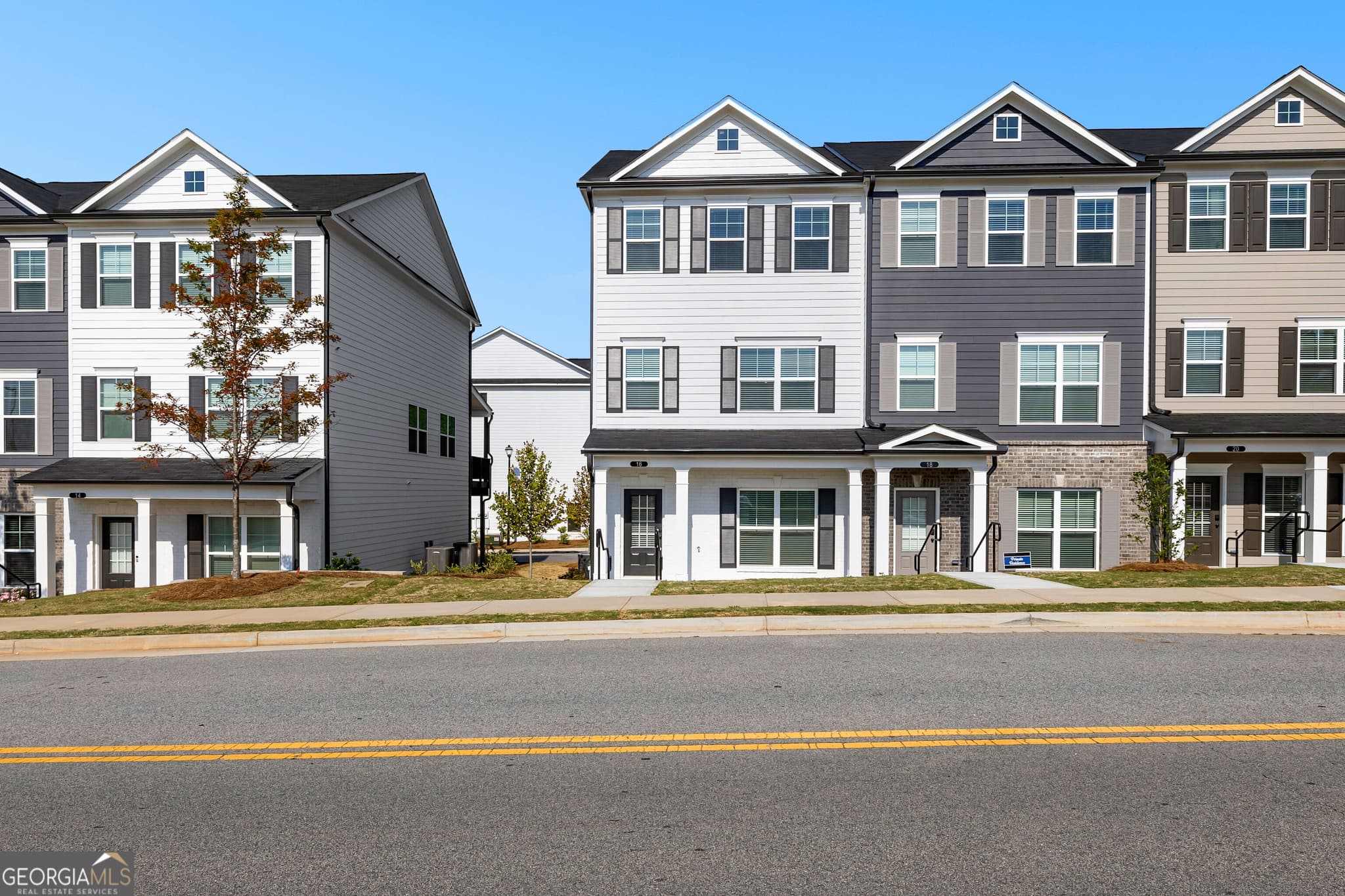 3 bedroom, 3.5 bathroom, 1,919 sq ft condominium for sale at 12 Mercury Lane 29, Newnan, GA 30265 — photo 2