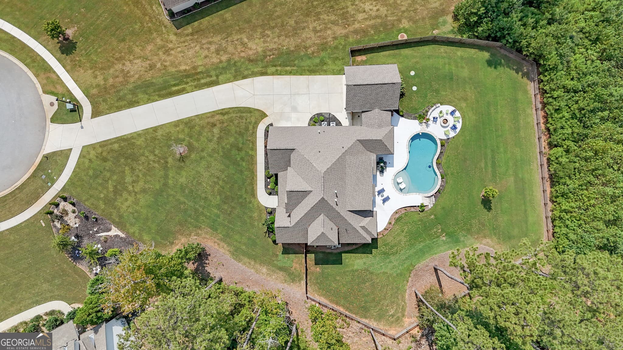 5 bedroom, 3.5 bathroom, 3,700 sq ft single family residence for sale at 130 Emery Nell Lane, Newnan, GA 30263 — photo 2