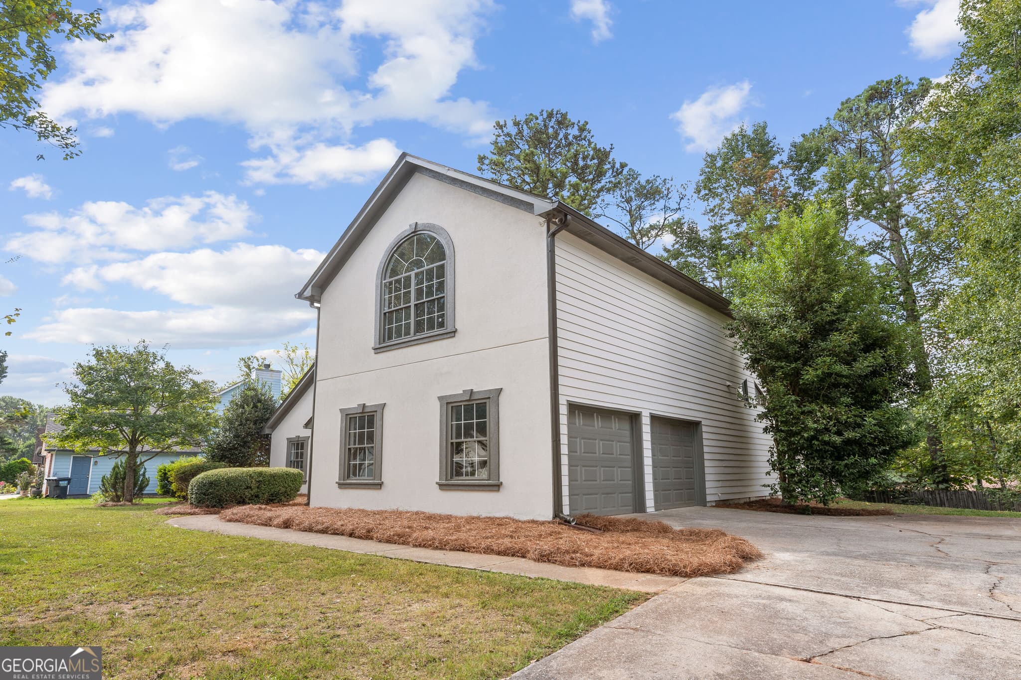 4 bedroom, 2 bathroom, 2,221 sq ft single family residence for sale at 5500 Arrowind Road, Lilburn, GA 30047 — photo 2