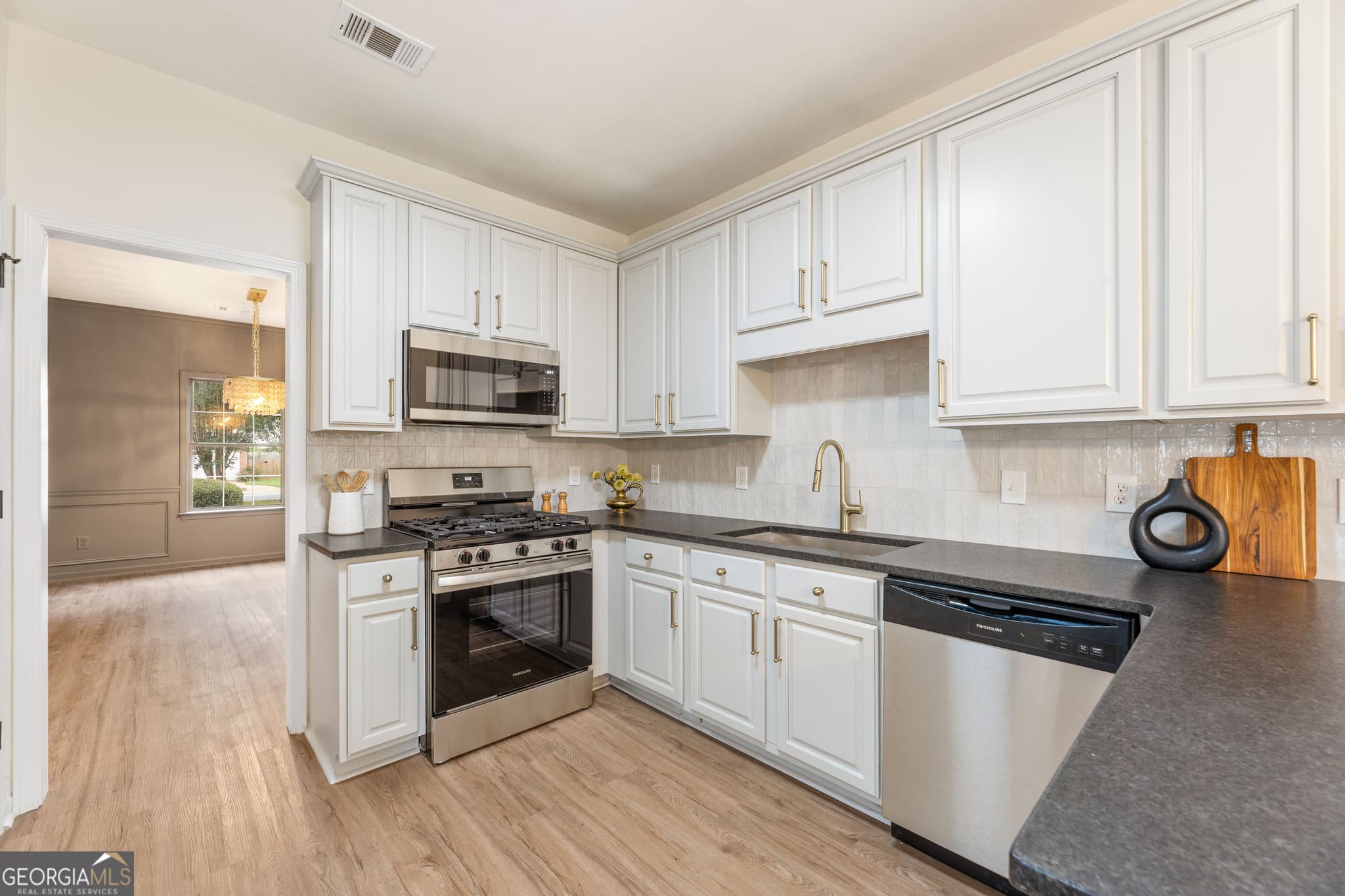 4 bedroom, 2 bathroom, 2,221 sq ft single family residence for sale at 5500 Arrowind Road, Lilburn, GA 30047 — photo 7