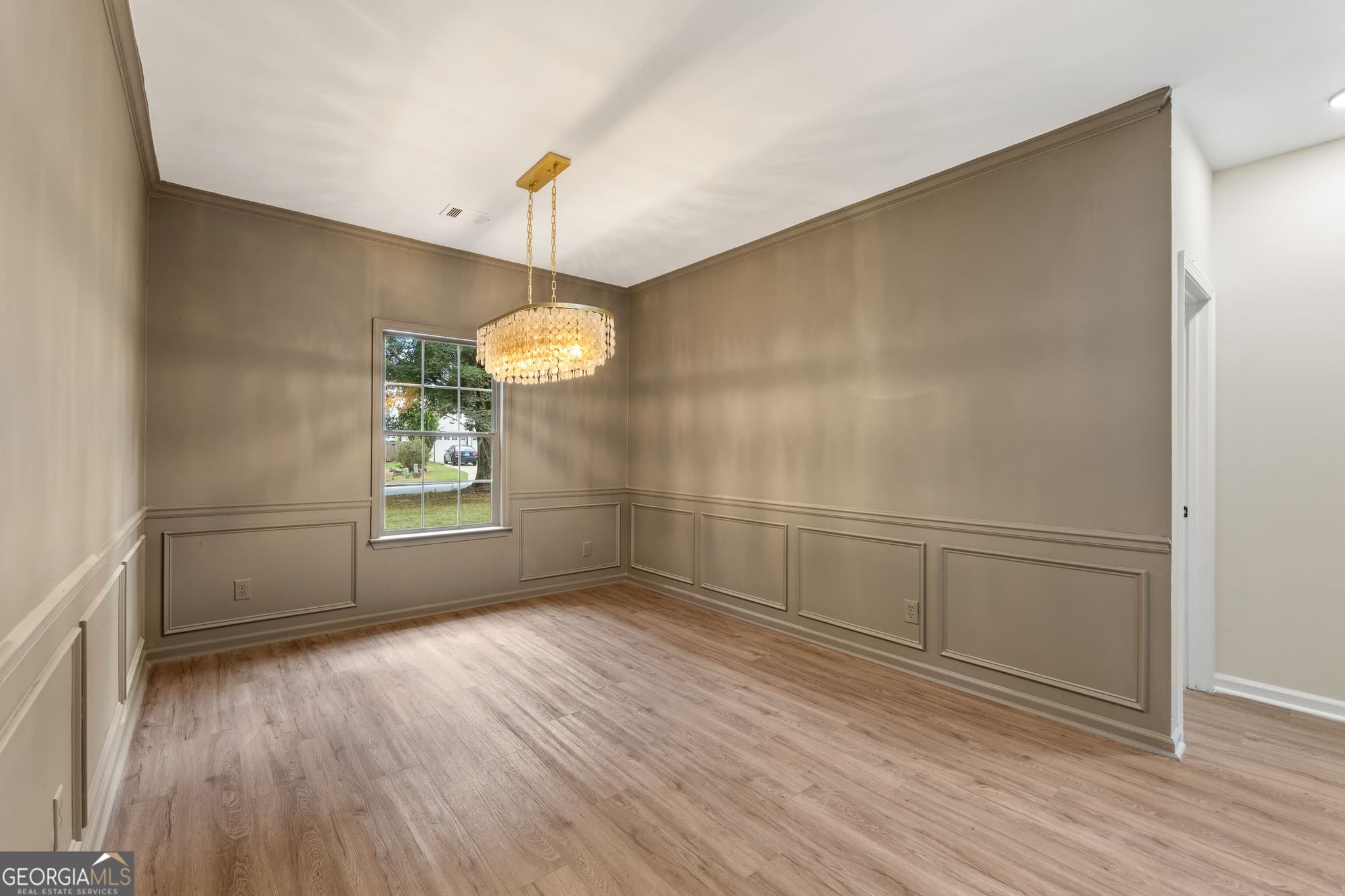 4 bedroom, 2 bathroom, 2,221 sq ft single family residence for sale at 5500 Arrowind Road, Lilburn, GA 30047 — photo 8