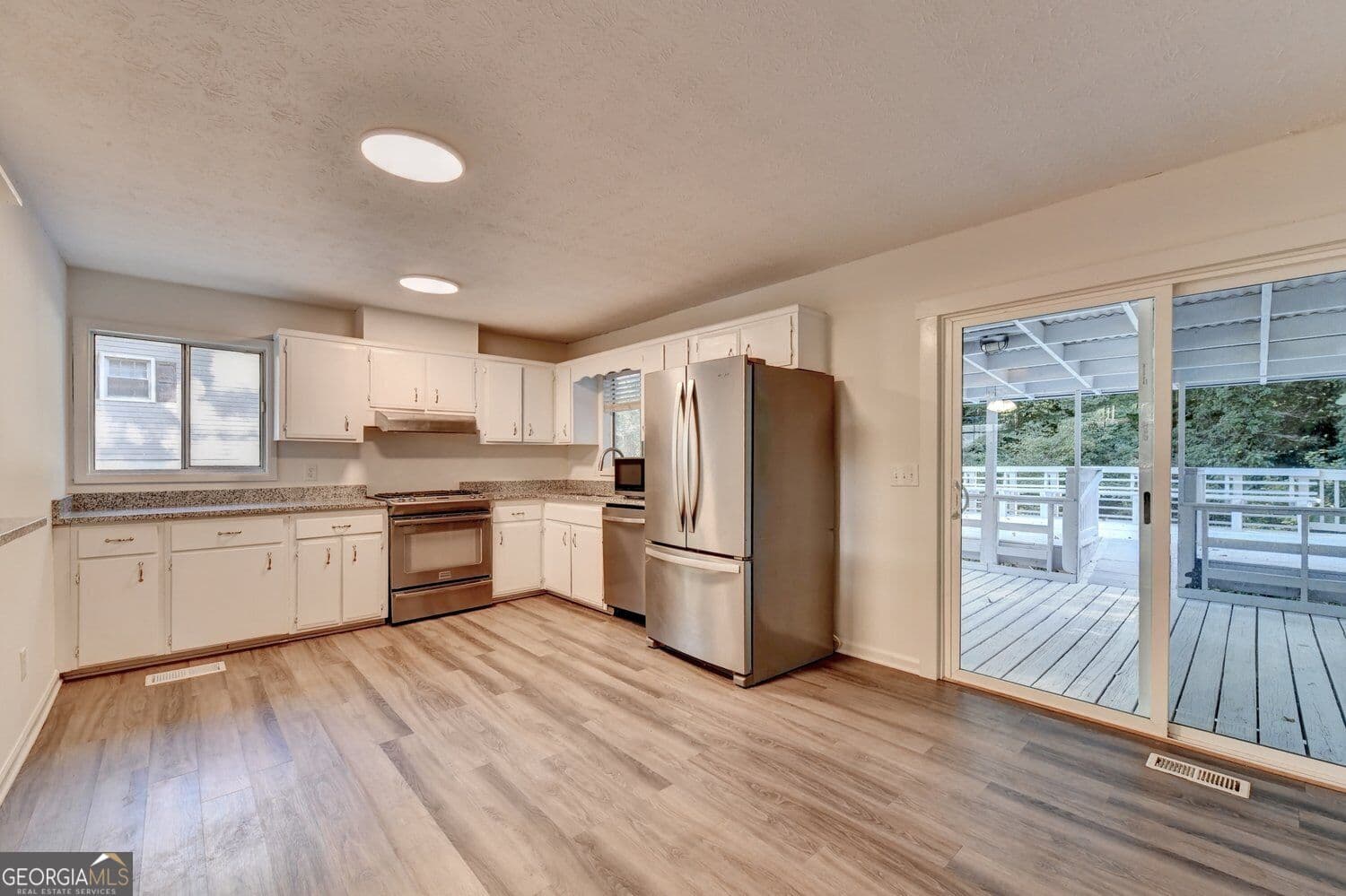 4 bedroom, 2.5 bathroom, 2,542 sq ft single family residence for sale at 1578 Wildwood Road, Marietta, GA 30062 — photo 8