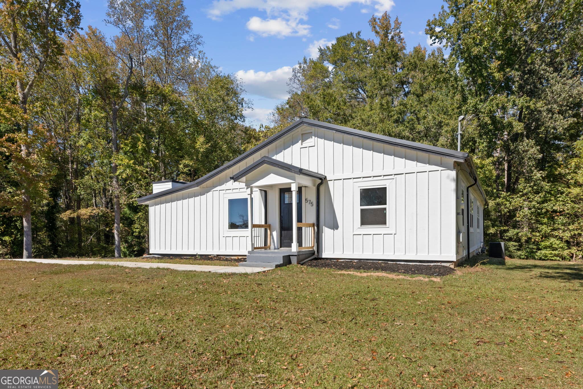 4 bedroom, 2 bathroom, 1,690 sq ft single family residence for sale at 575 Laurelwood Drive, Tyrone, GA 30290 — photo 2