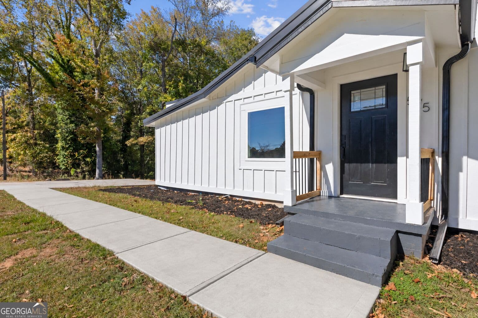 4 bedroom, 2 bathroom, 1,690 sq ft single family residence for sale at 575 Laurelwood Drive, Tyrone, GA 30290
