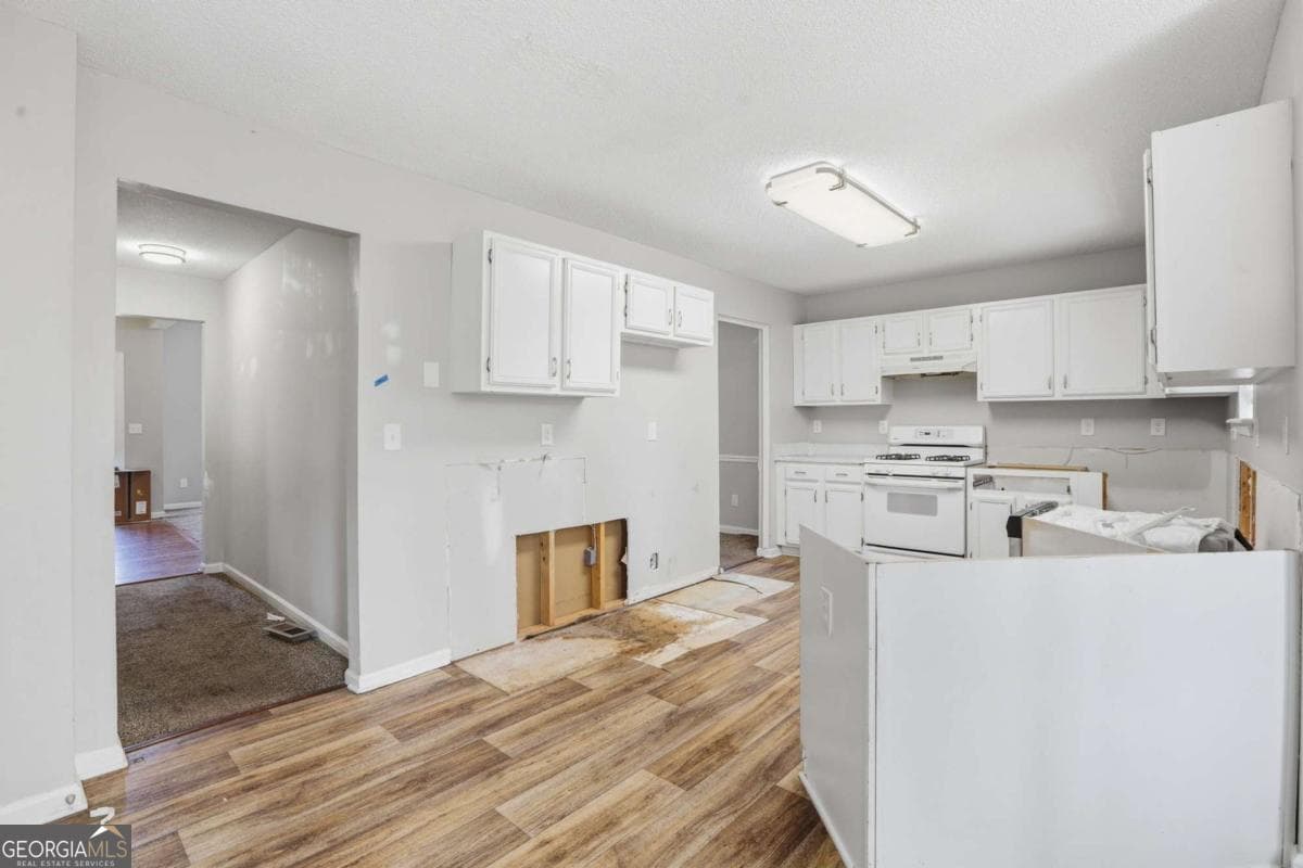 3 bedroom, 2.5 bathroom, 1,863 sq ft single family residence for sale at 1404 Chapel Hill Lane, Marietta, GA 30008 — photo 5
