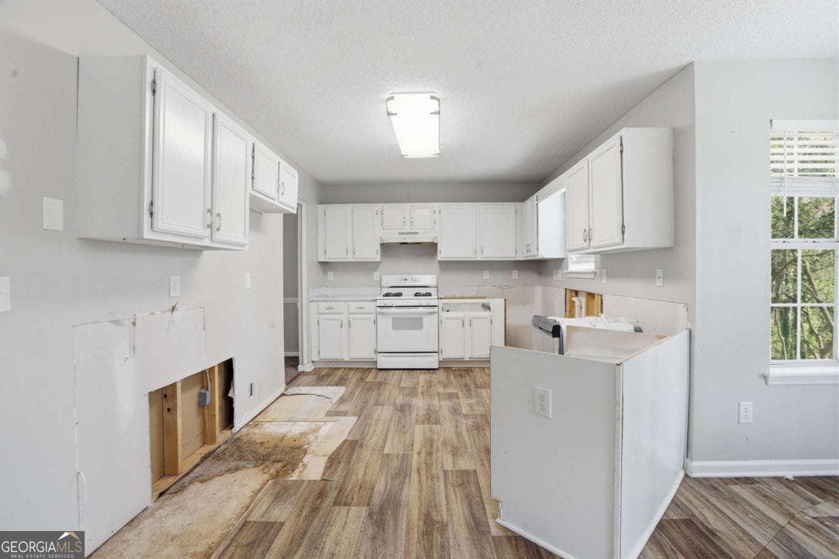 3 bedroom, 2.5 bathroom, 1,863 sq ft single family residence for sale at 1404 Chapel Hill Lane, Marietta, GA 30008 — photo 4