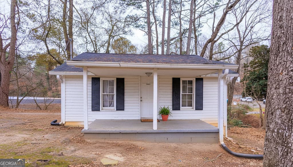 3 bedroom, 1 bathroom, 768 sq ft single family residence for sale at 100 Daisy Circle, Canton, GA 30114 — photo 1 of 10