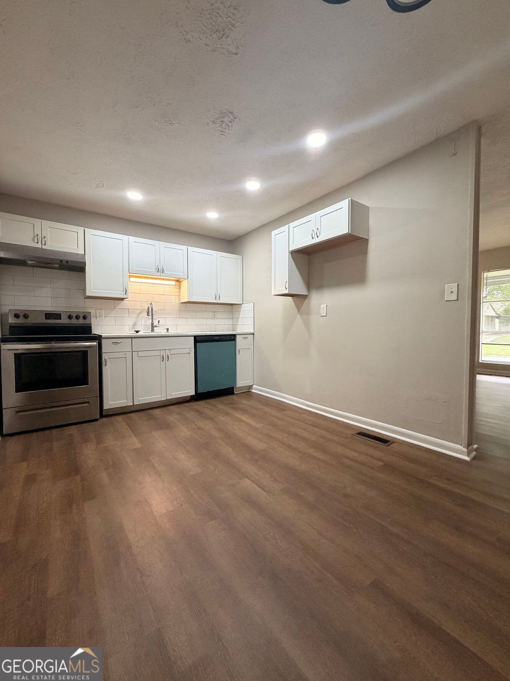 4 bedroom, 2 bathroom, 1,888 sq ft single family residence for sale at 229 Whipporwill Way, Riverdale, GA 30274 — photo 4