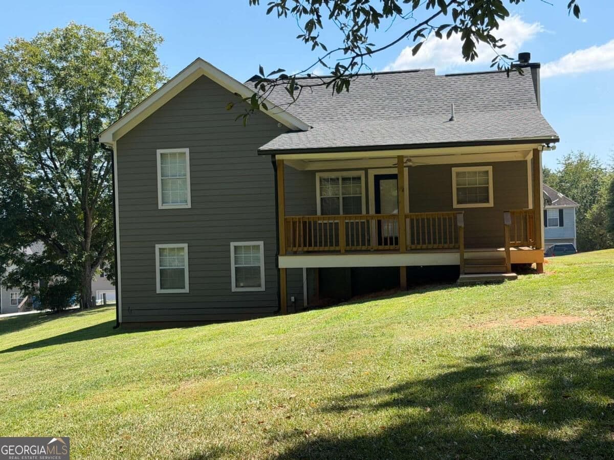 3 bedroom, 2 bathroom single family residence for rent at 252 Thorn Brook Circle, Bethlehem, GA 30620 for $2,000 a month — photo 2
