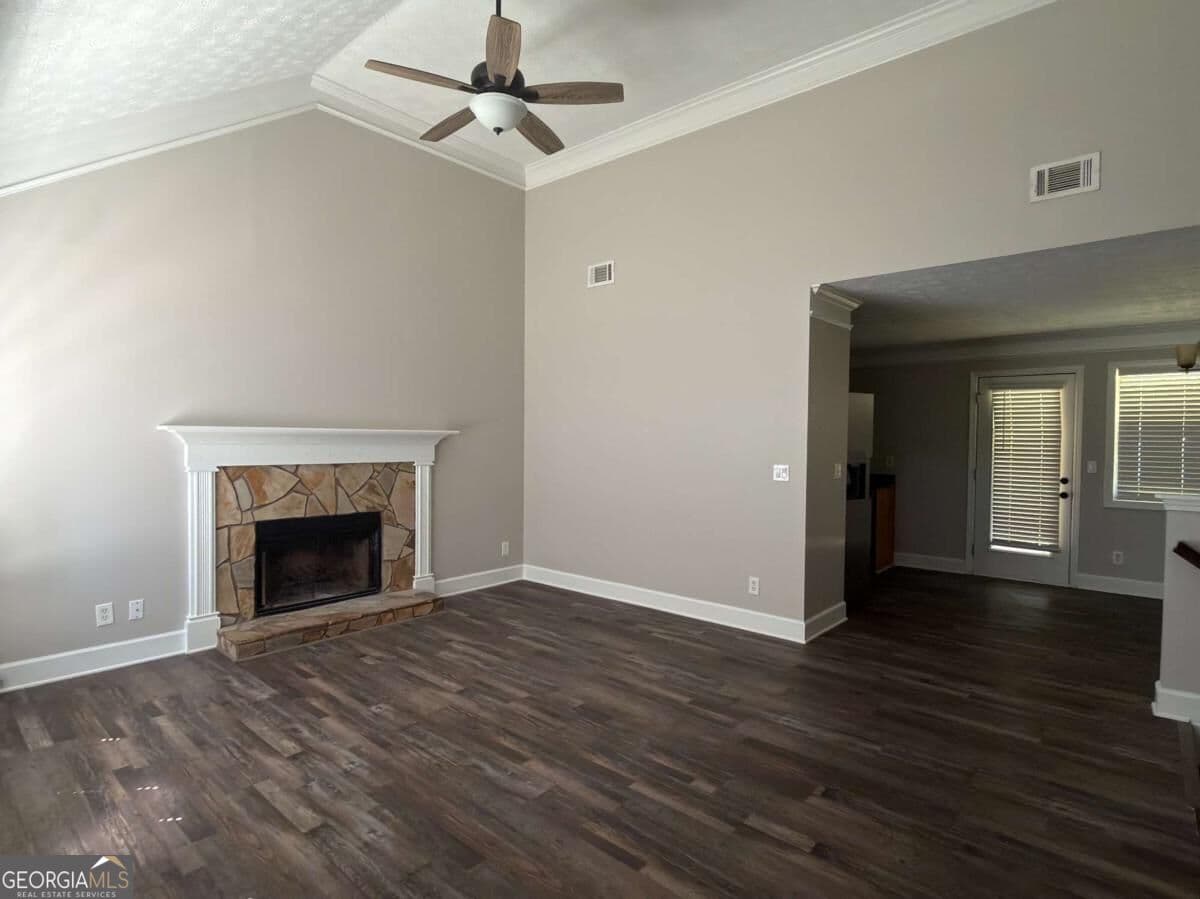 3 bedroom, 2 bathroom single family residence for rent at 252 Thorn Brook Circle, Bethlehem, GA 30620 for $2,000 a month — photo 3