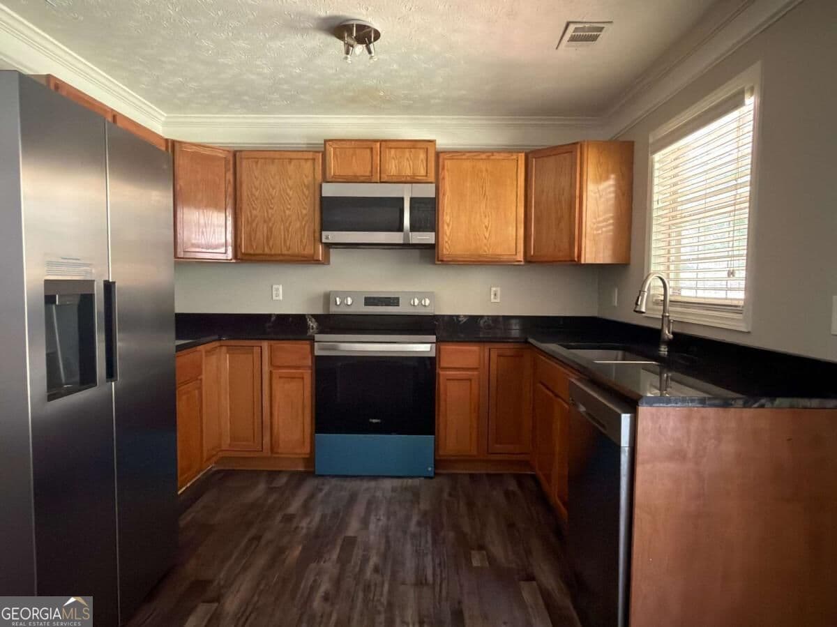 3 bedroom, 2 bathroom single family residence for rent at 252 Thorn Brook Circle, Bethlehem, GA 30620 for $2,000 a month — photo 5