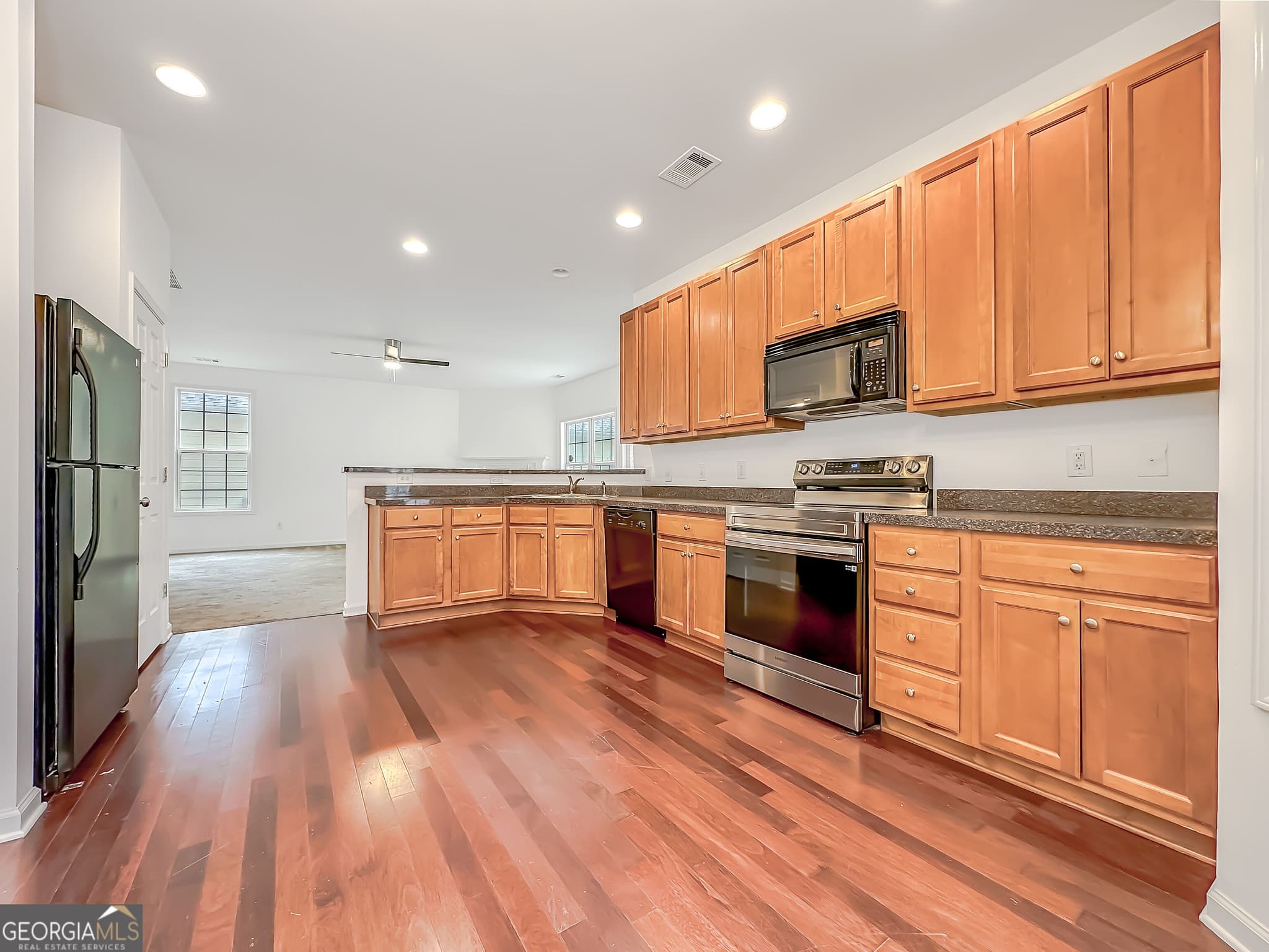 3 bedroom, 2.5 bathroom, 2,043 sq ft single family residence for sale at 6101 Park Close, Fairburn, GA 30213 — photo 8