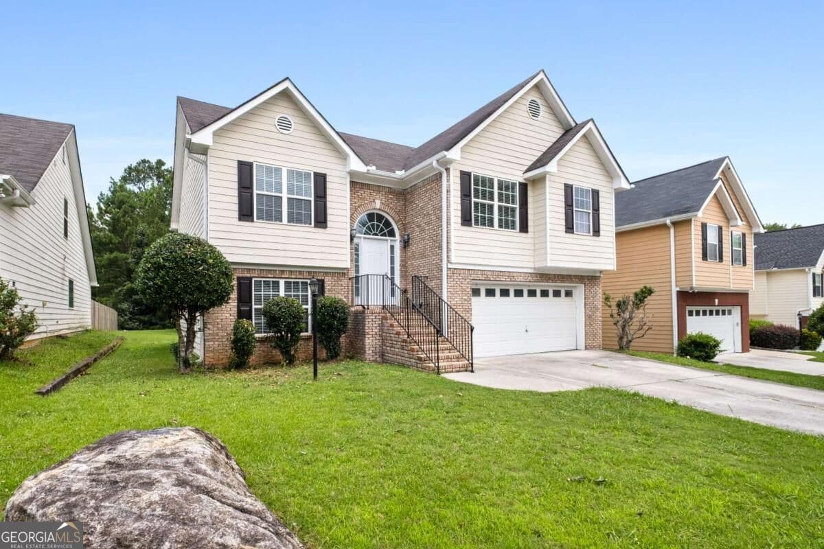 5 bedroom, 2.5 bathroom, 2,639 sq ft single family residence for sale at 2323 Crimson Creek Lane, Snellville, GA 30078 — photo 2