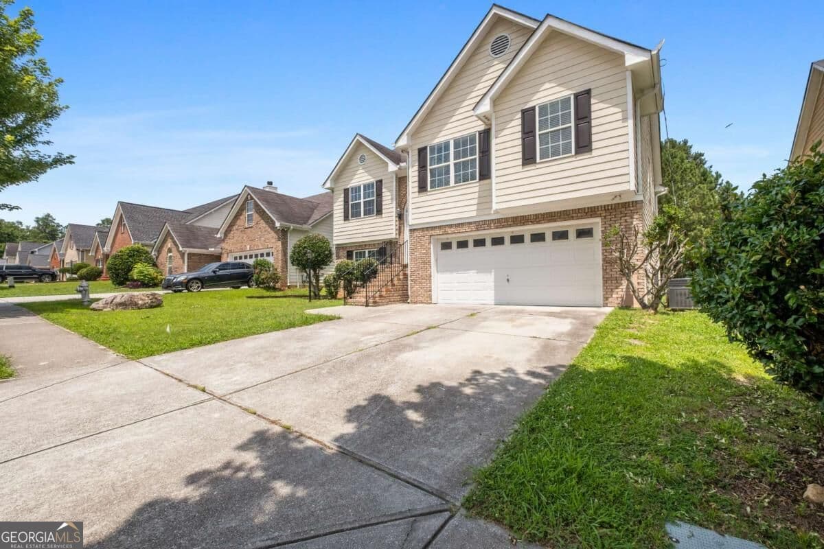 5 bedroom, 2.5 bathroom, 2,639 sq ft single family residence for sale at 2323 Crimson Creek Lane, Snellville, GA 30078 — photo 3