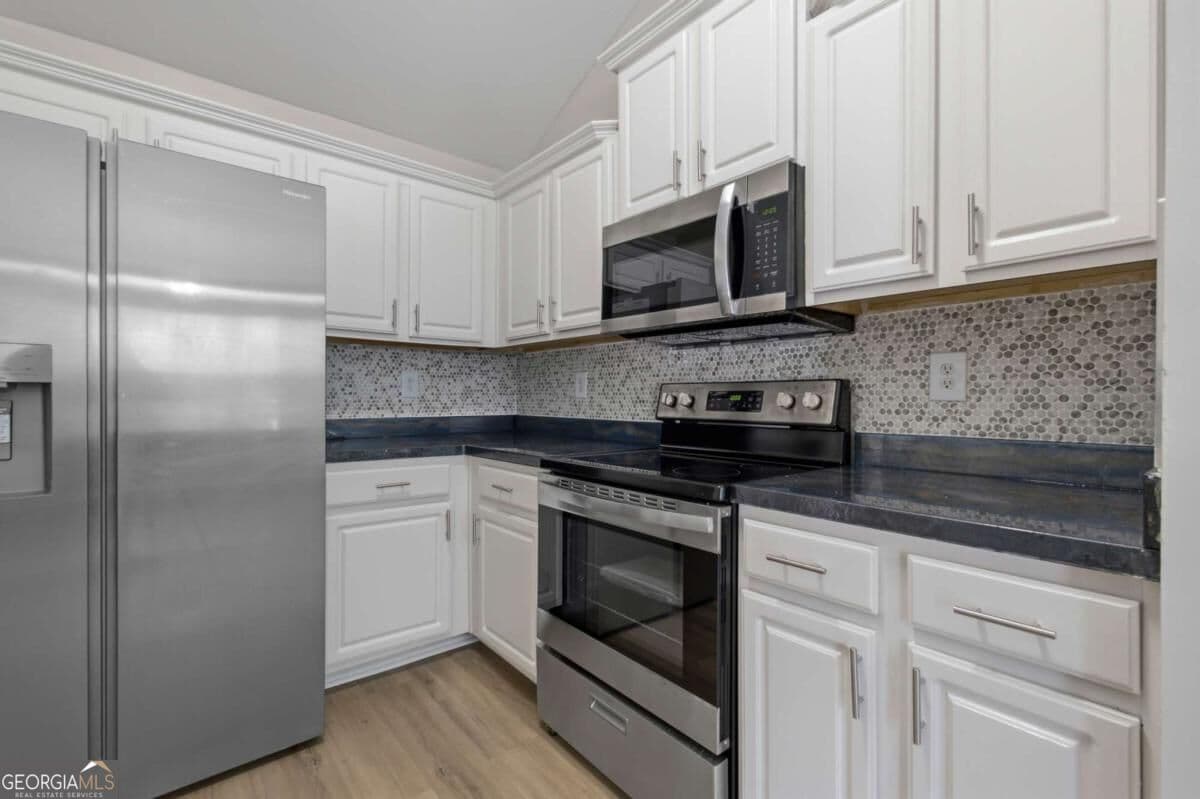 5 bedroom, 2.5 bathroom, 2,639 sq ft single family residence for sale at 2323 Crimson Creek Lane, Snellville, GA 30078 — photo 9