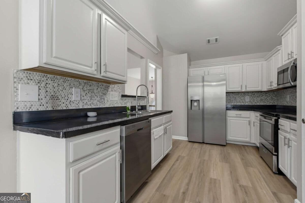 5 bedroom, 2.5 bathroom, 2,639 sq ft single family residence for sale at 2323 Crimson Creek Lane, Snellville, GA 30078 — photo 8