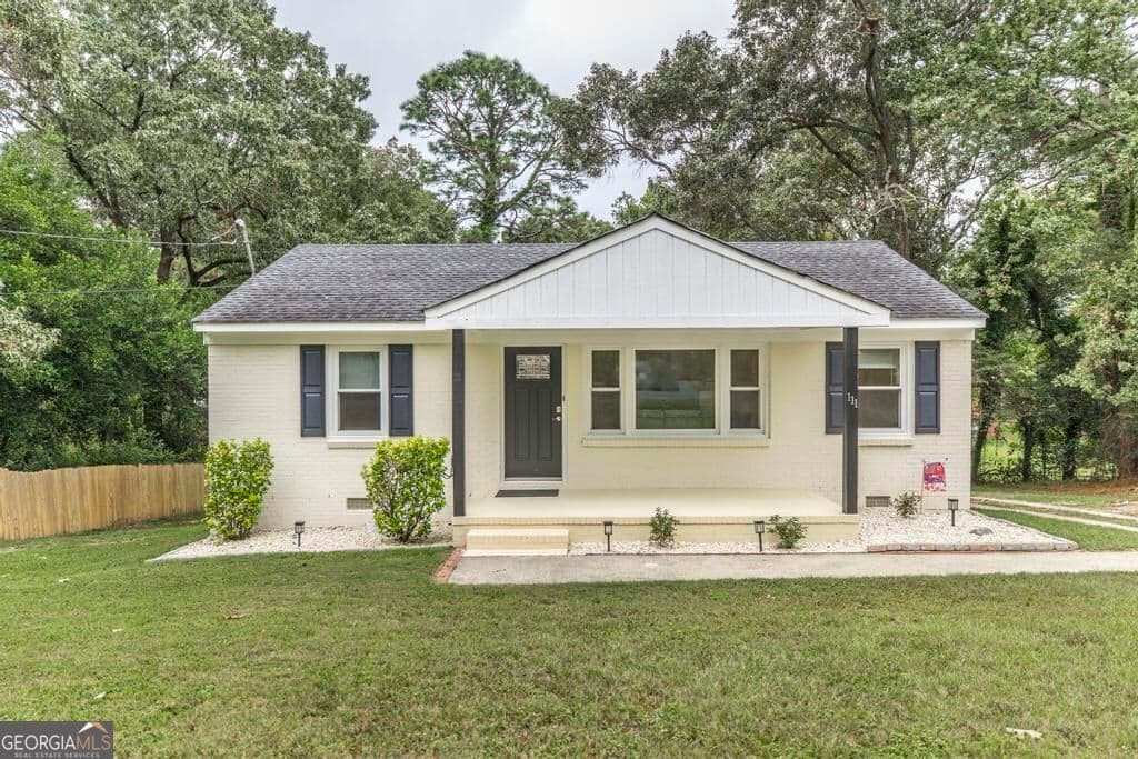 3 bedroom, 1 bathroom, 988 sq ft single family residence for sale at 111 Benton Avenue, Warner Robins, GA 31088 — photo 1 of 32