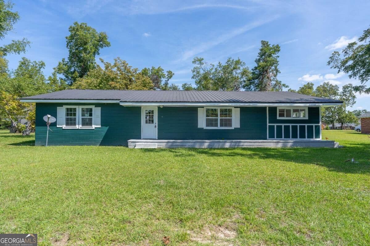 4 bedroom, 2 bathroom, 2,042 sq ft single family residence for sale at 210 W Graham Street, Mcrae-Helena, GA 31055 — photo 2