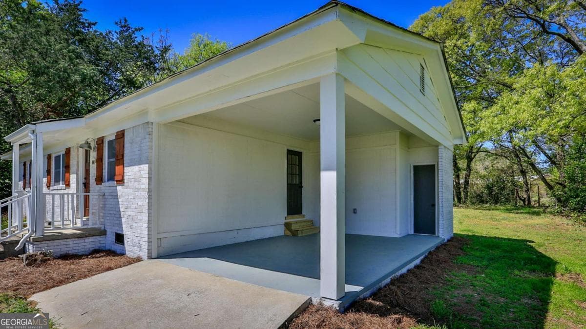 3 bedroom, 2 bathroom single family residence for sale at 680 North Avenue, Madison, GA 30650 — photo 2