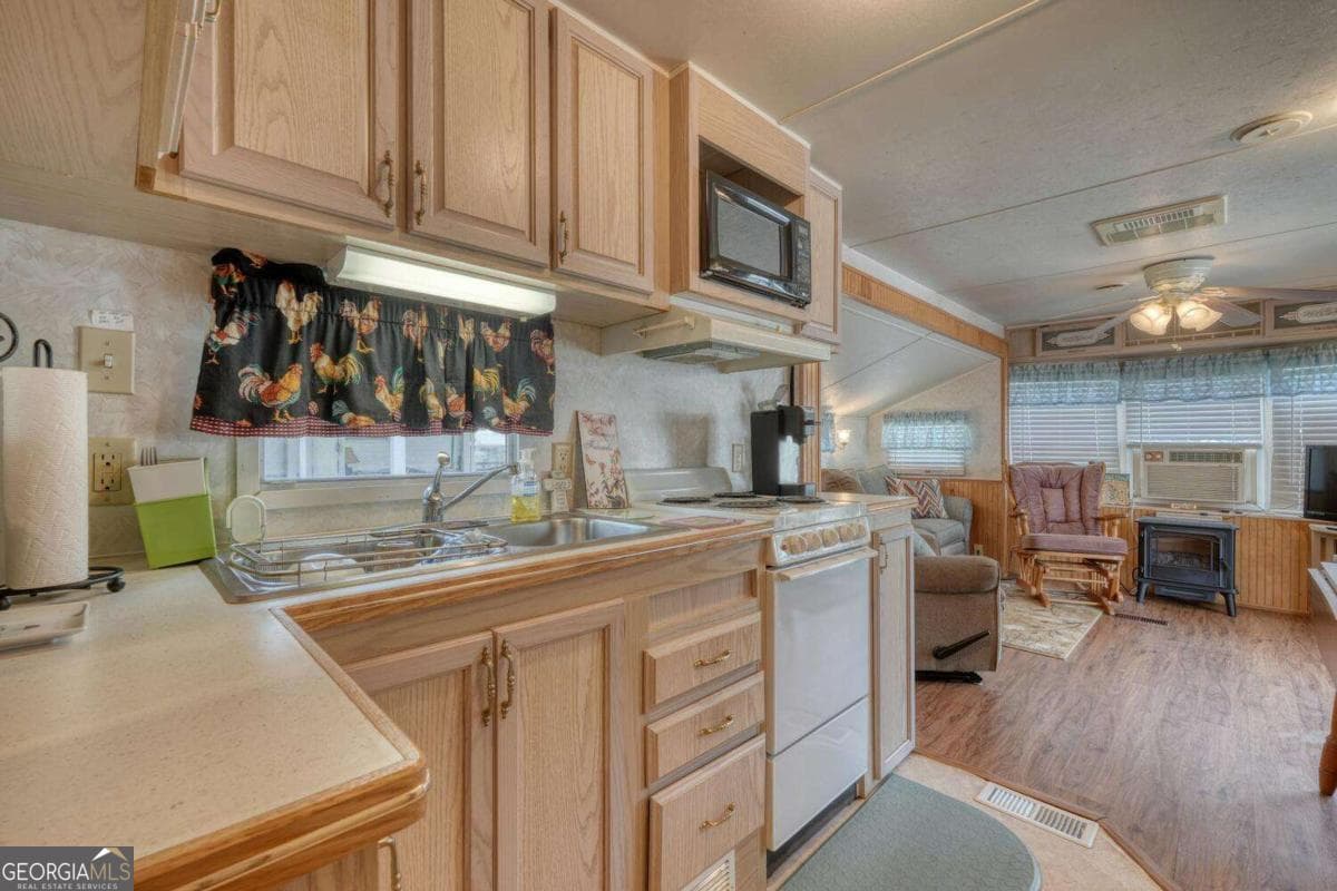 2 bedroom, 1.5 bathroom, 400 sq ft manufactured home,single family residence for sale at 4360 Riverbank Run, Hiawassee, GA 30546 — photo 10