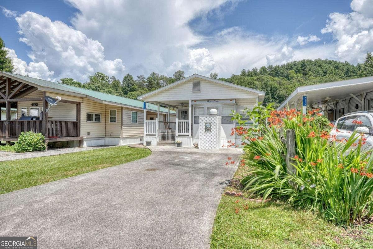 2 bedroom, 1.5 bathroom, 400 sq ft manufactured home,single family residence for sale at 4360 Riverbank Run, Hiawassee, GA 30546 — photo 4