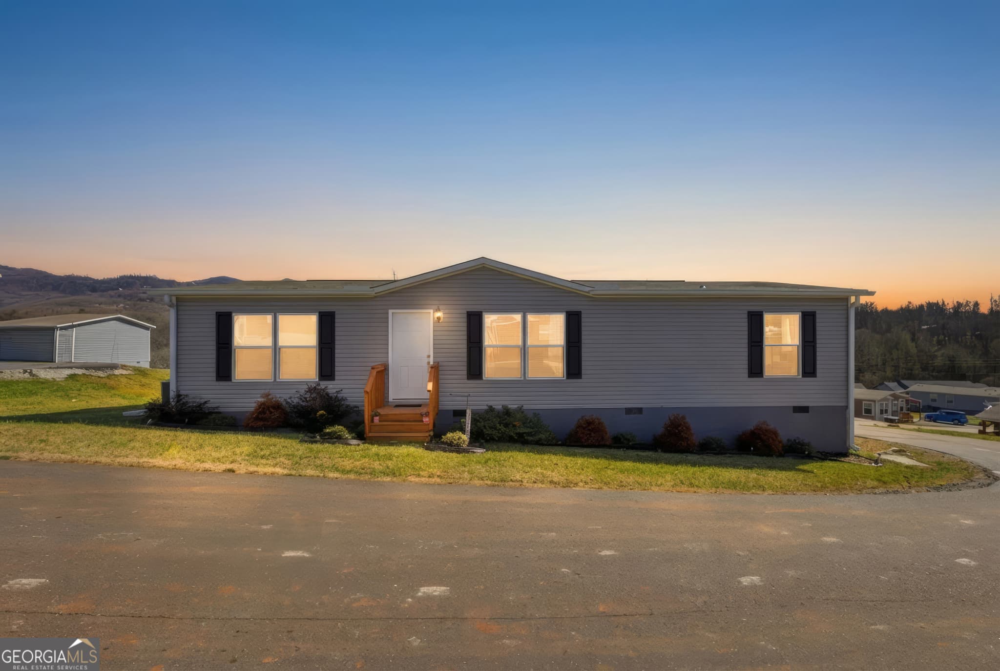 3 bedroom, 2 bathroom, 1,369 sq ft manufactured home,single family residence sold at 121 N Gemstone Avenue, Franklin, NC 28734