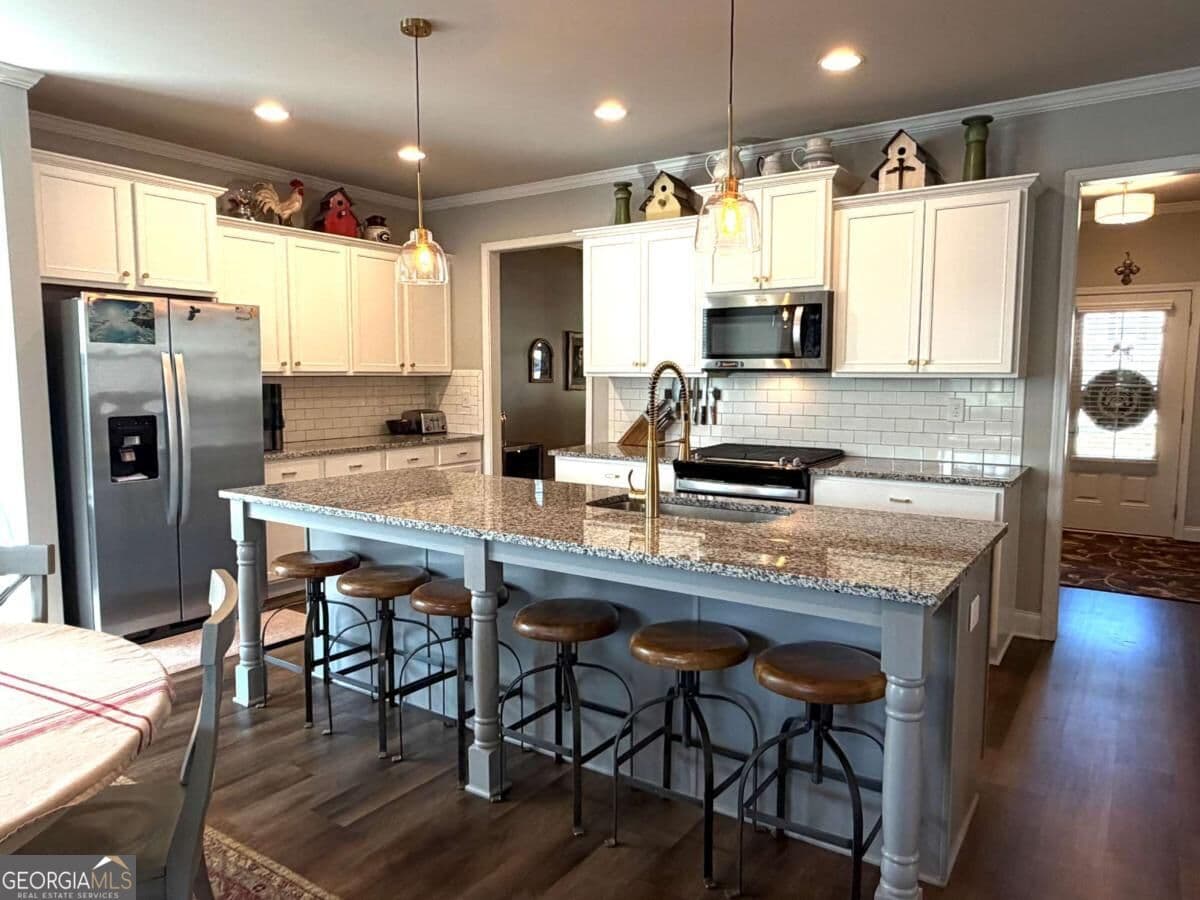 6 bedroom, 4 bathroom, 4,029 sq ft single family residence for sale at 4017 Windsor Trail, Gainesville, GA 30506 — photo 3