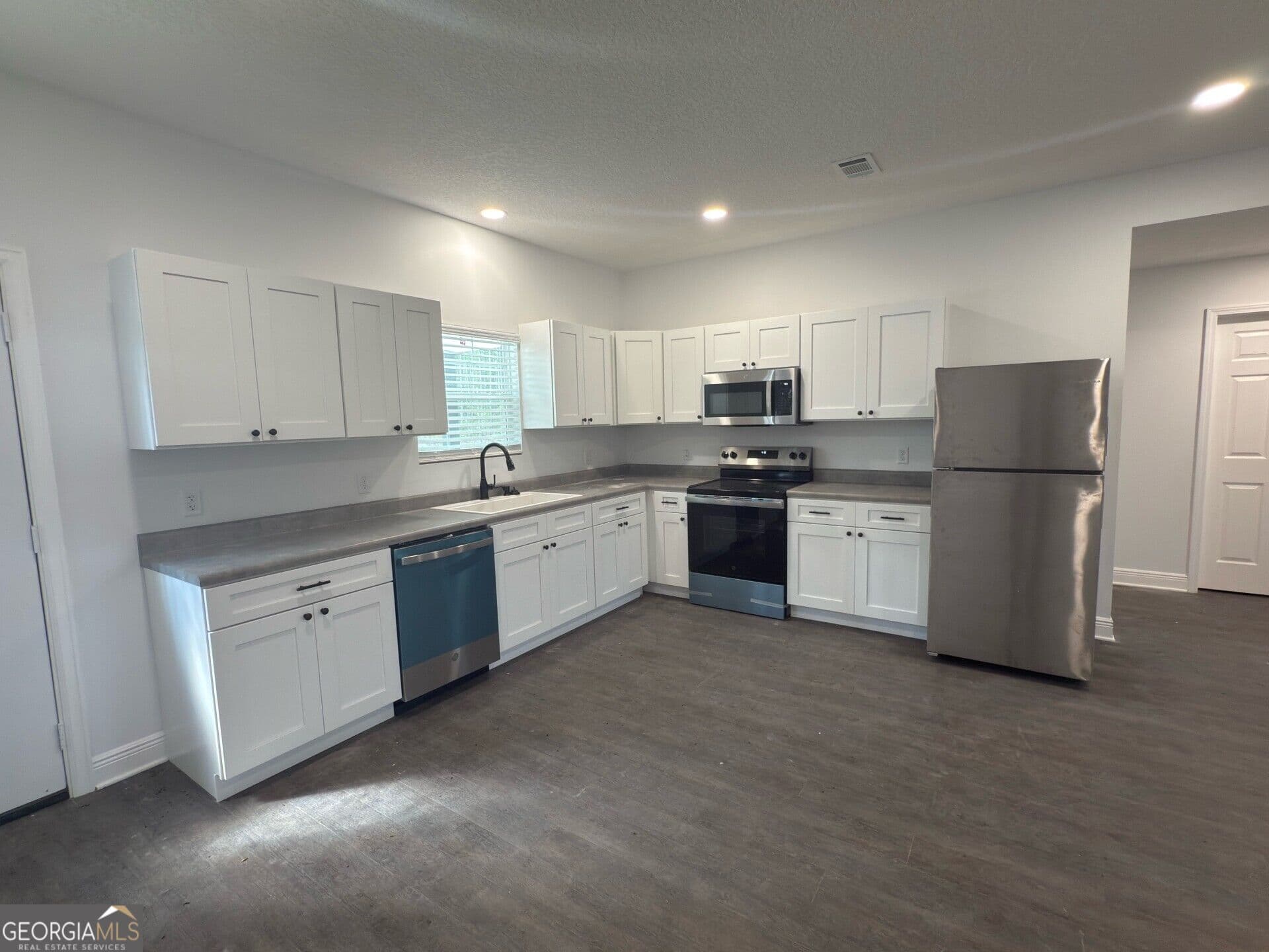 3 bedroom, 2 bathroom, 1,536 sq ft single family residence for sale at 5495 Old Waynesville Road, Waynesville, GA 31566 — photo 2