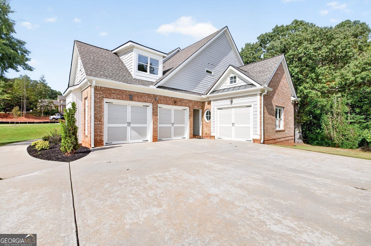 5 bedroom, 4.5 bathroom, 4,388 sq ft single family residence for sale at 9145 Greenway Court, Gainesville, GA 30506 — photo 6