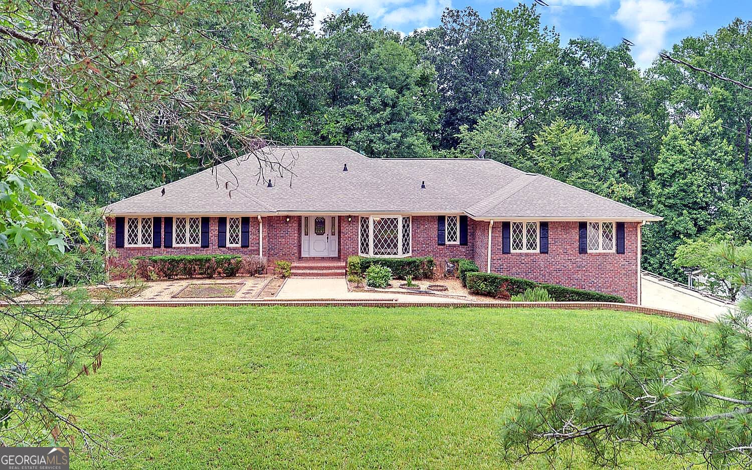 3 bedroom, 3.5 bathroom, 3,424 sq ft single family residence for sale at 4521 Shoreline Drive, Gainesville, GA 30506 — photo 5