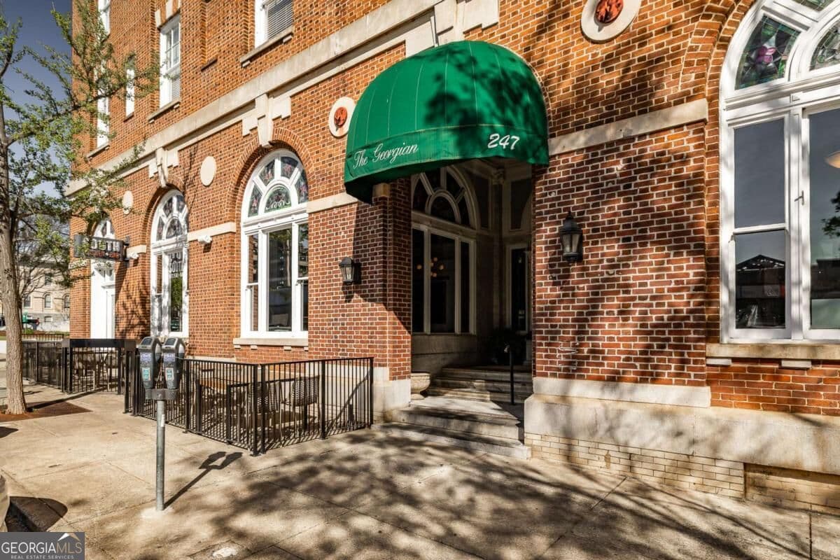 2 bedroom, 2 bathroom, 1,031 sq ft condominium for sale at 247 Washington Street 309, Athens, GA 30601 — photo 2